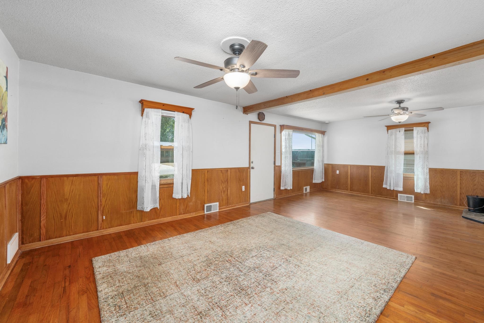 2110 Oak St Property Photo 5