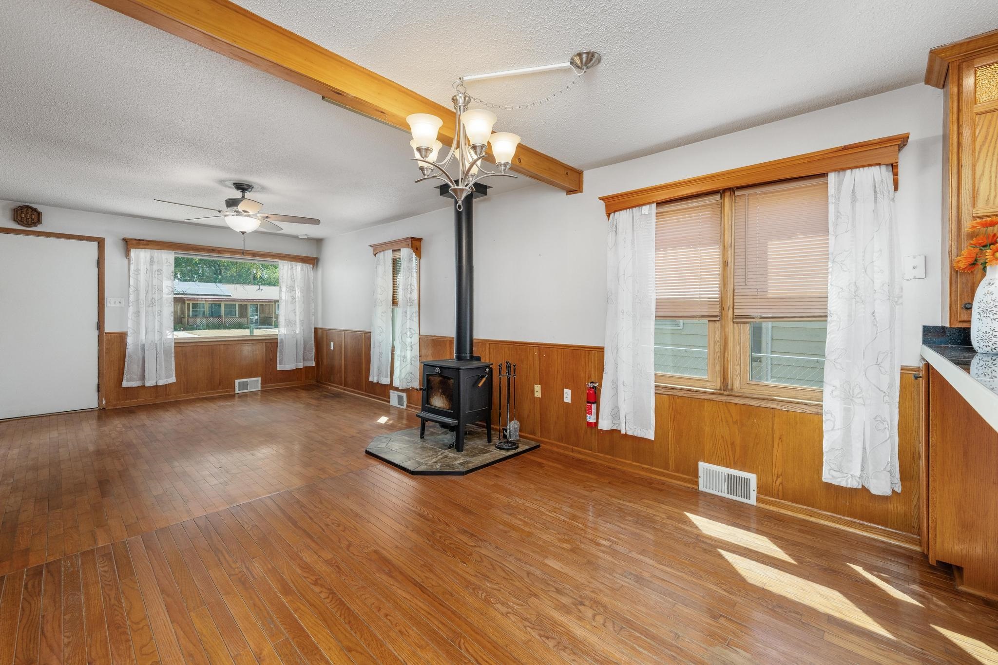 2110 Oak St Property Photo 6