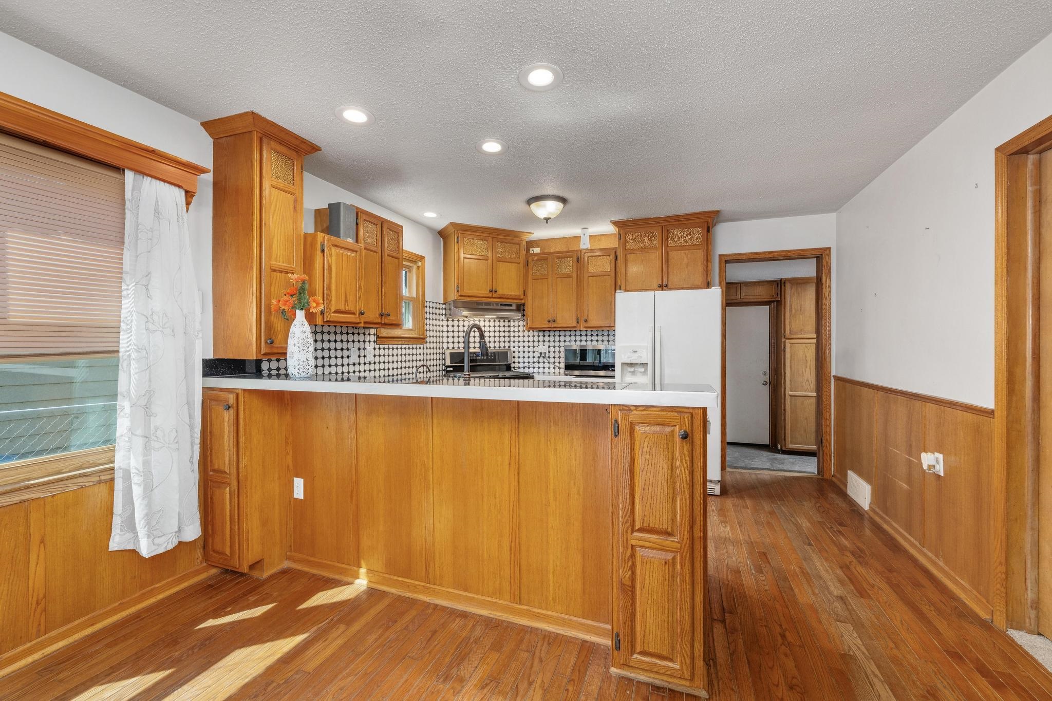 2110 Oak St Property Photo 9