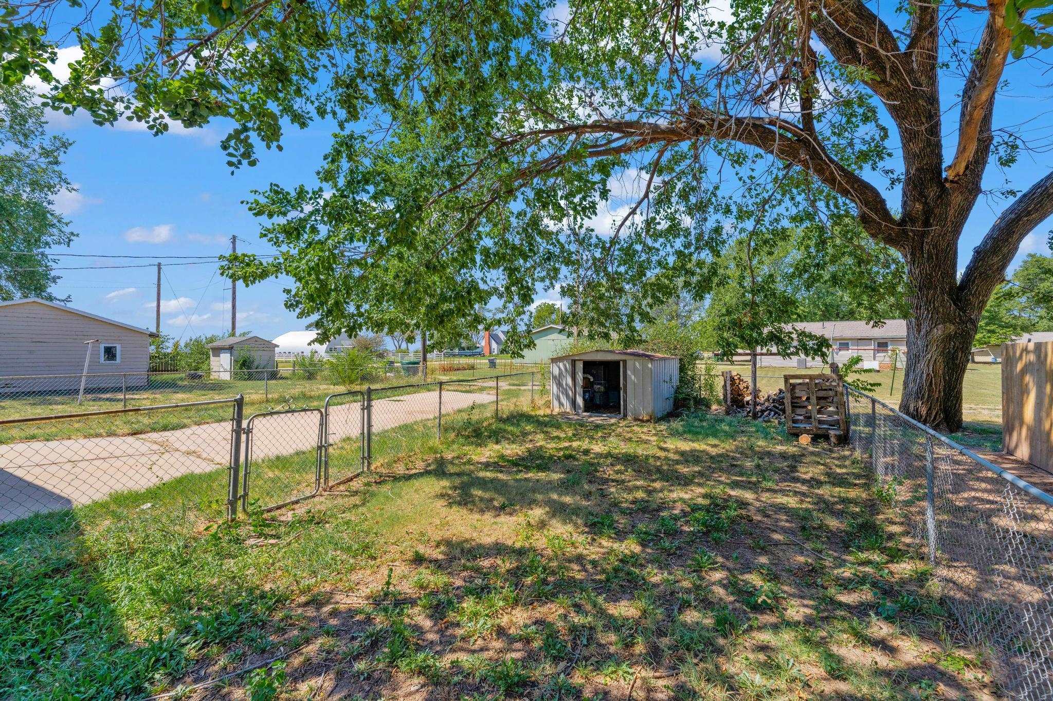 2110 Oak St Property Photo 26