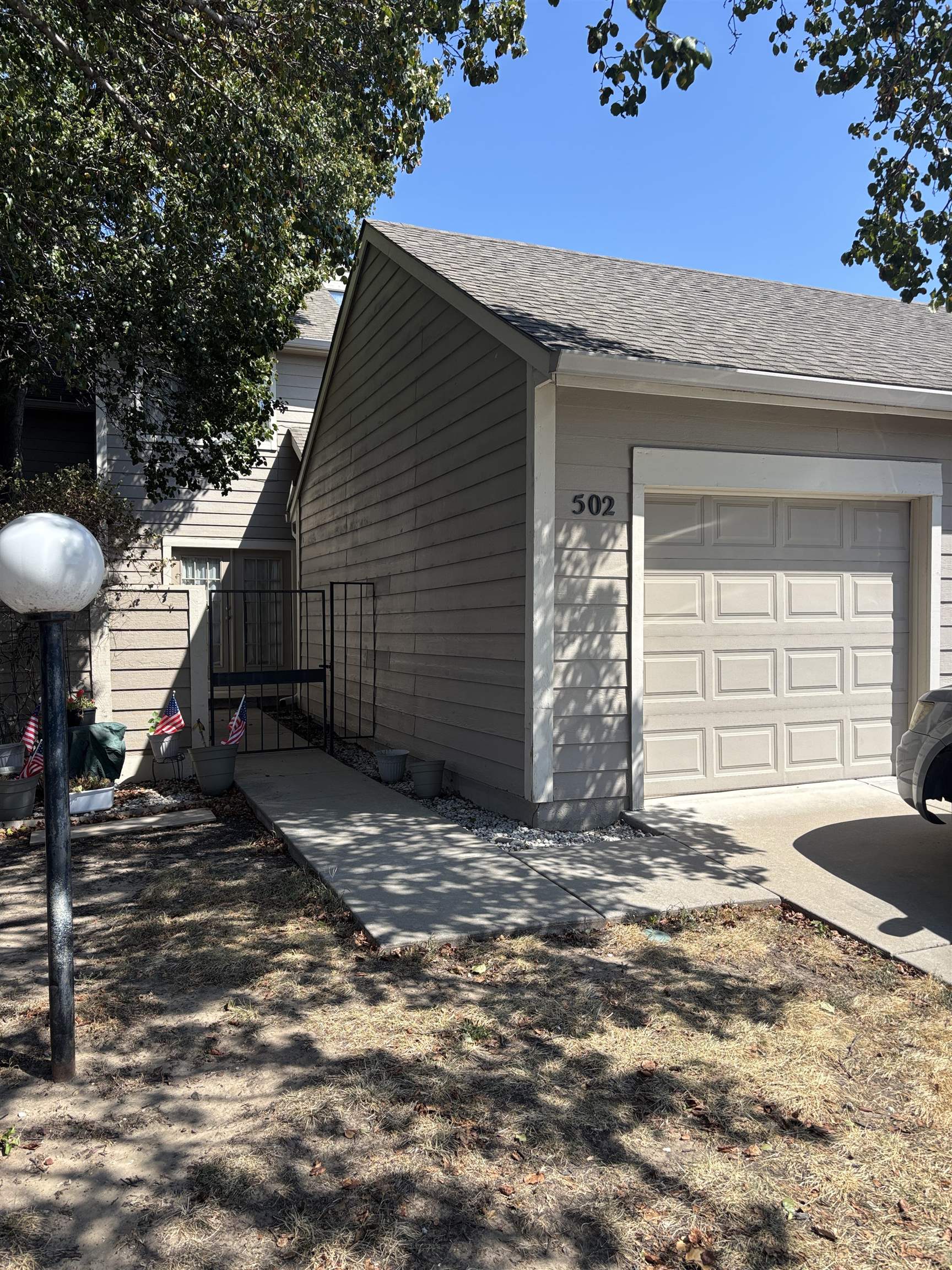 2221 N BRAMBLEWOOD Property Photo 1