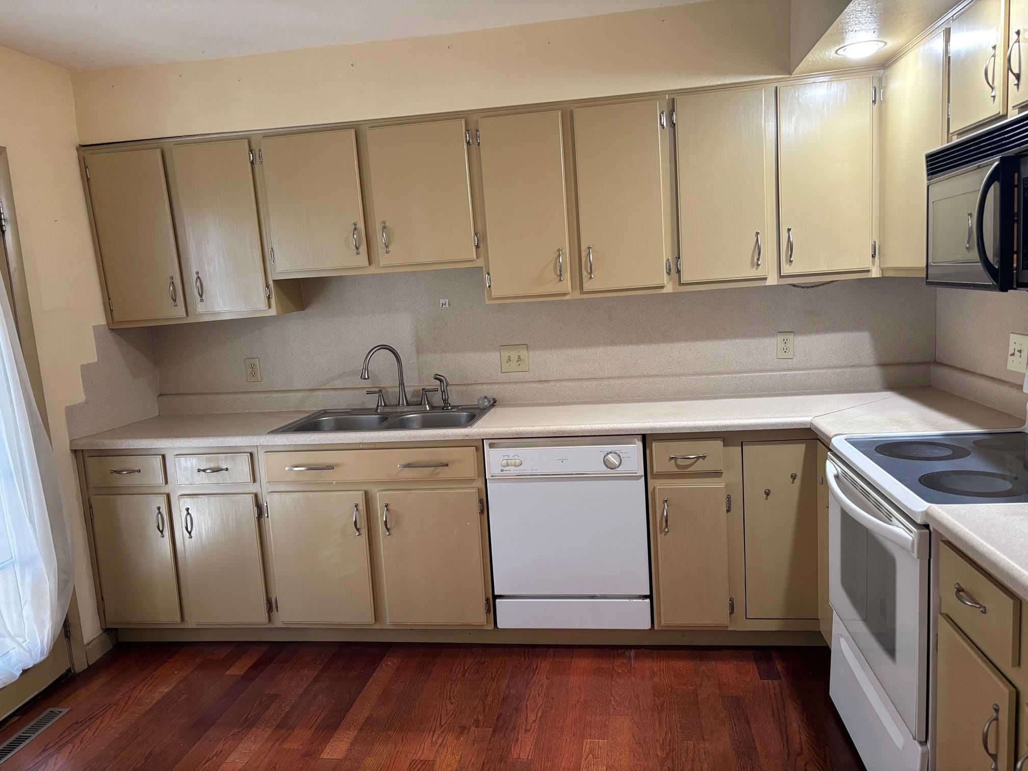 2221 N Bramblewood Property Photo 4