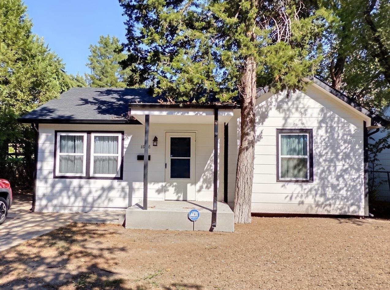 1922 N Grove Property Photo 1