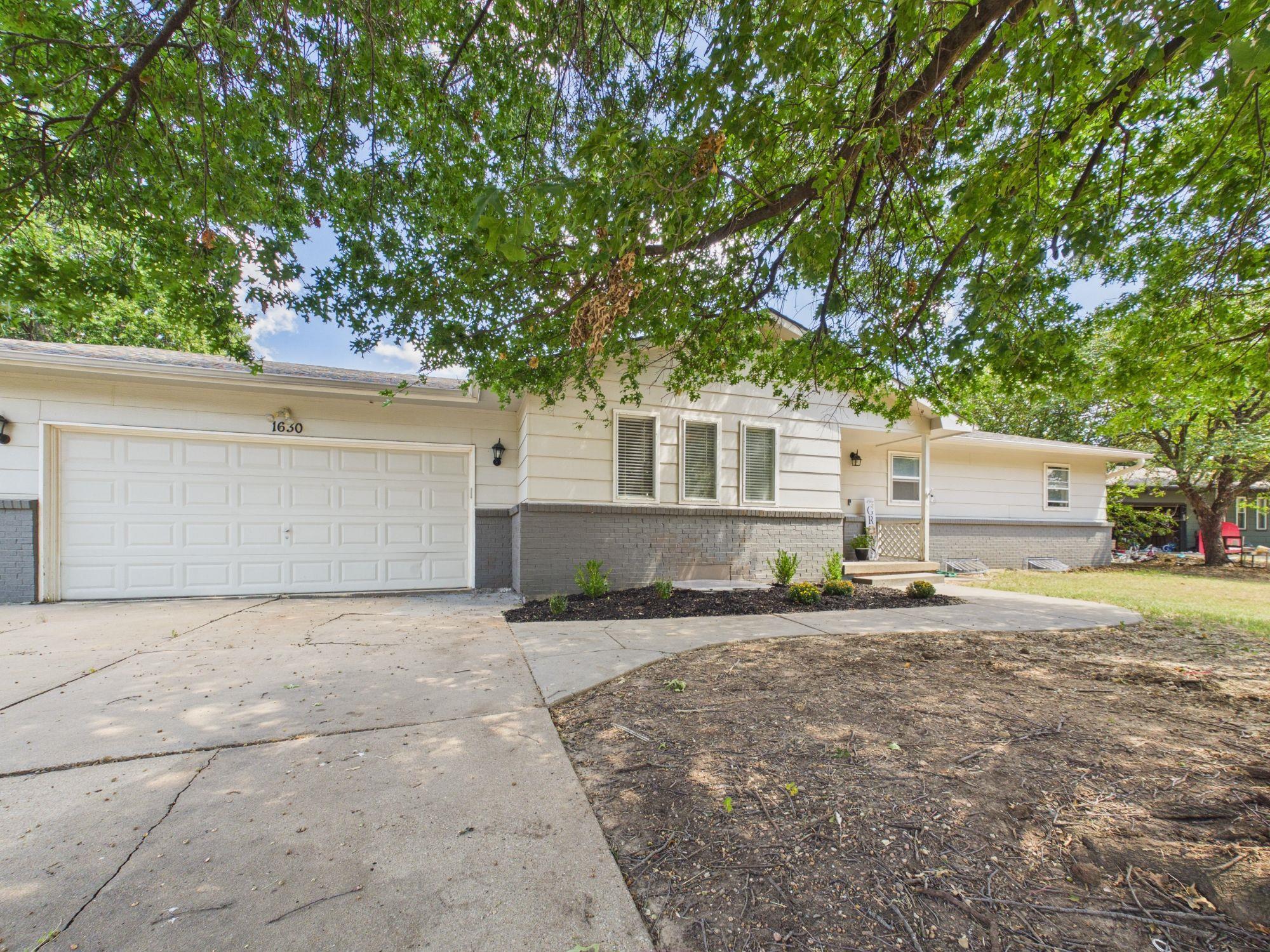 1630 Pin Oak Ct Property Photo 3