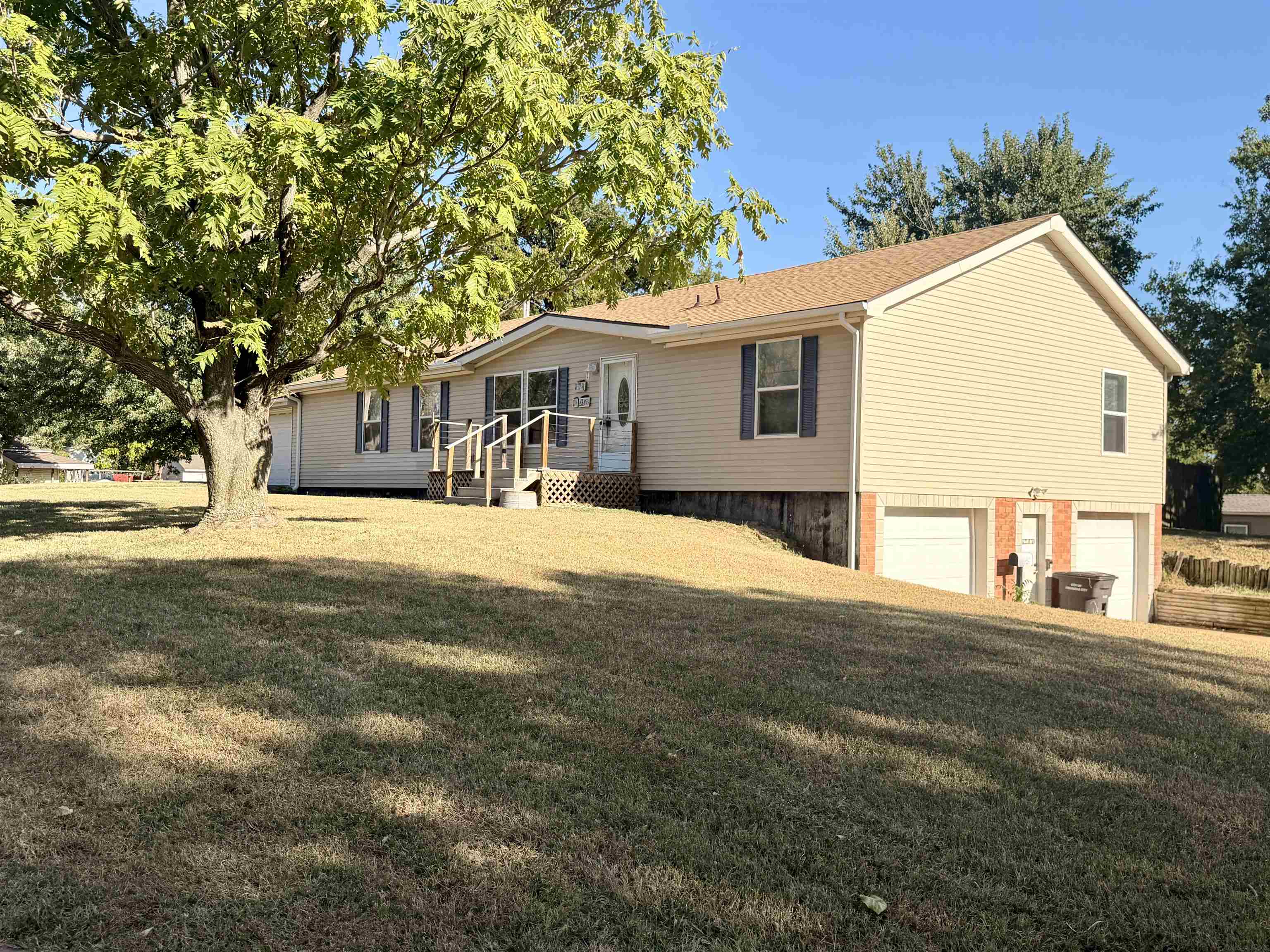 915 W Cedar Property Photo 1