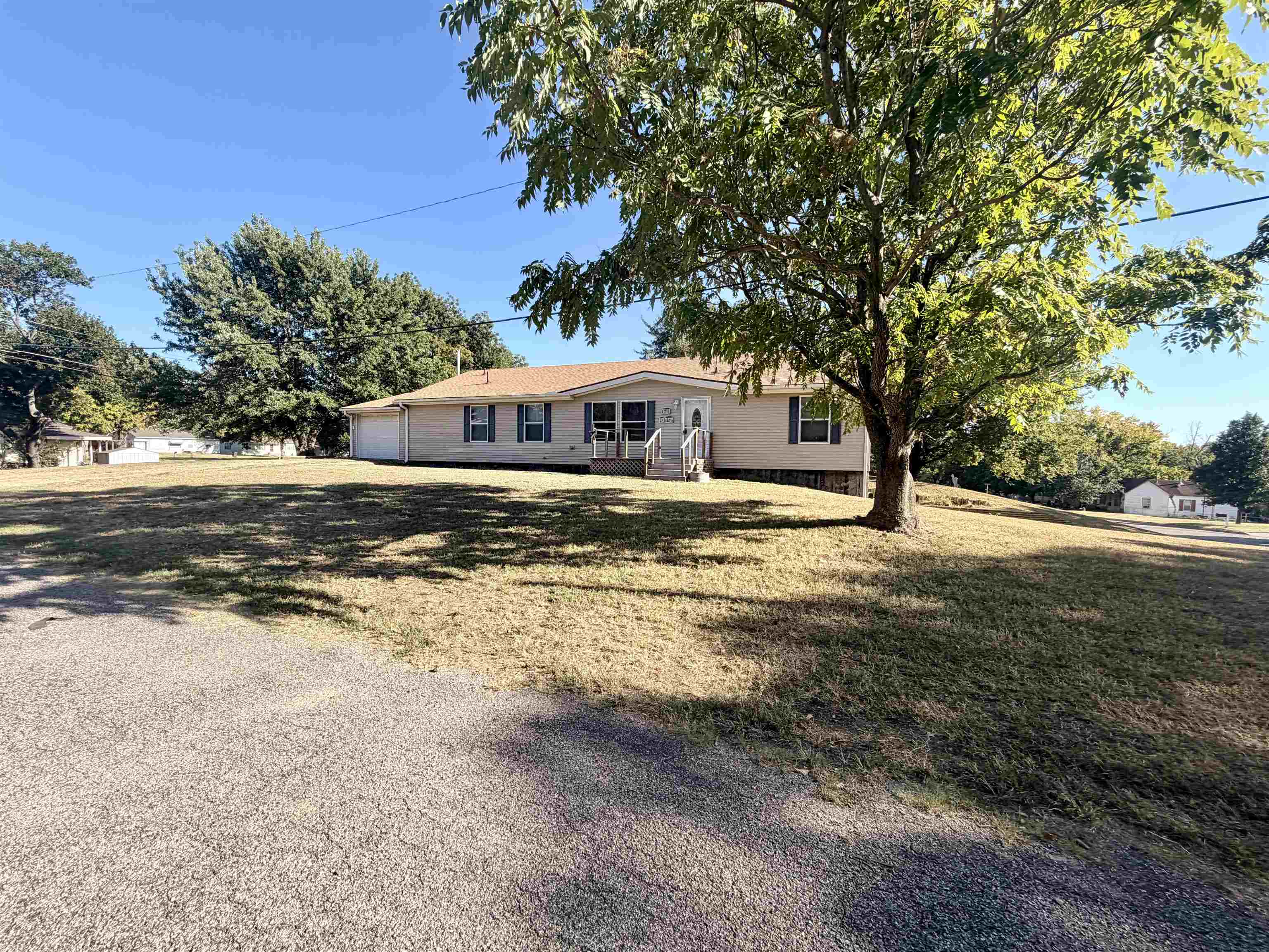 915 W Cedar Property Photo 3