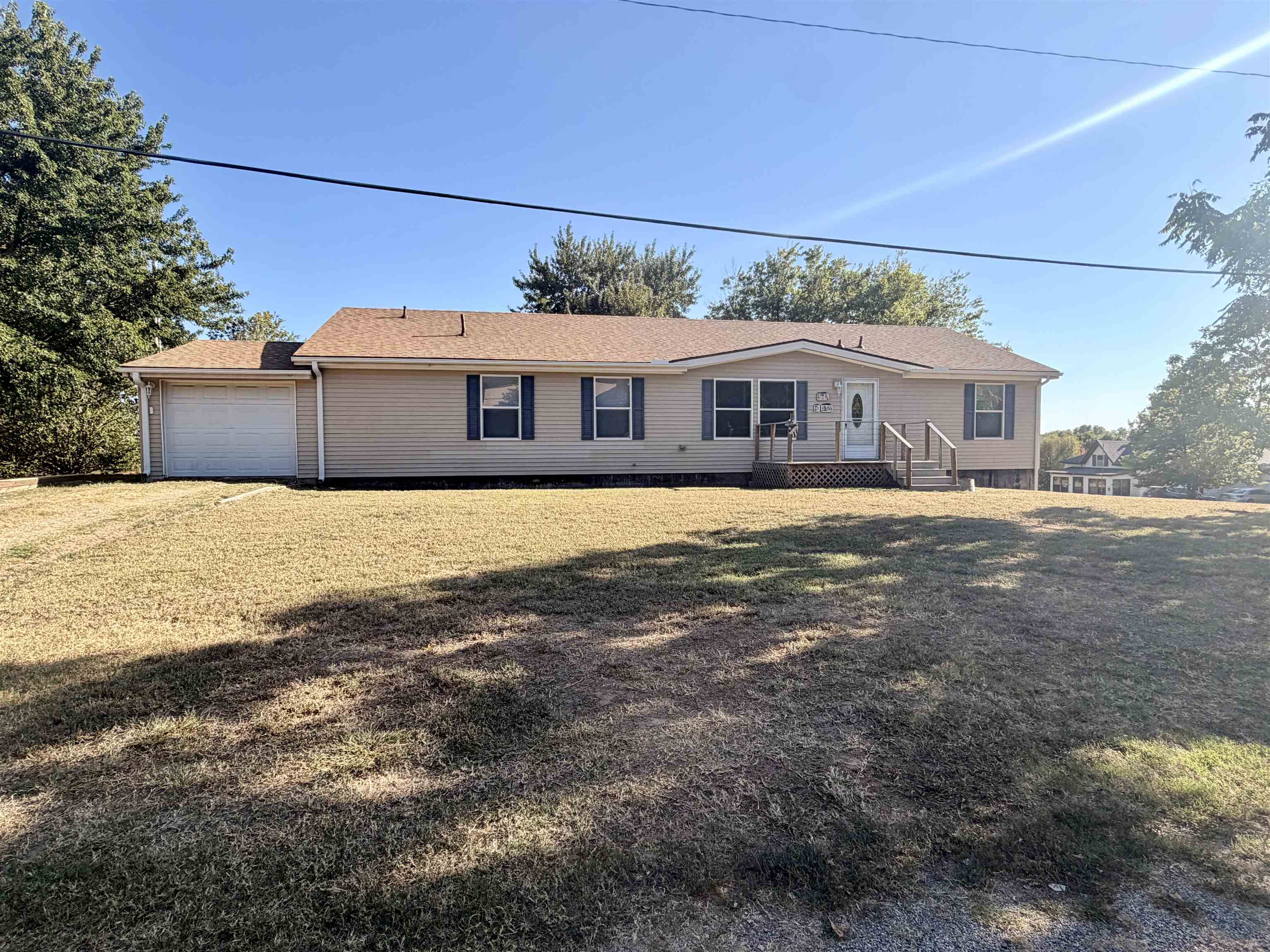 915 W Cedar Property Photo 4