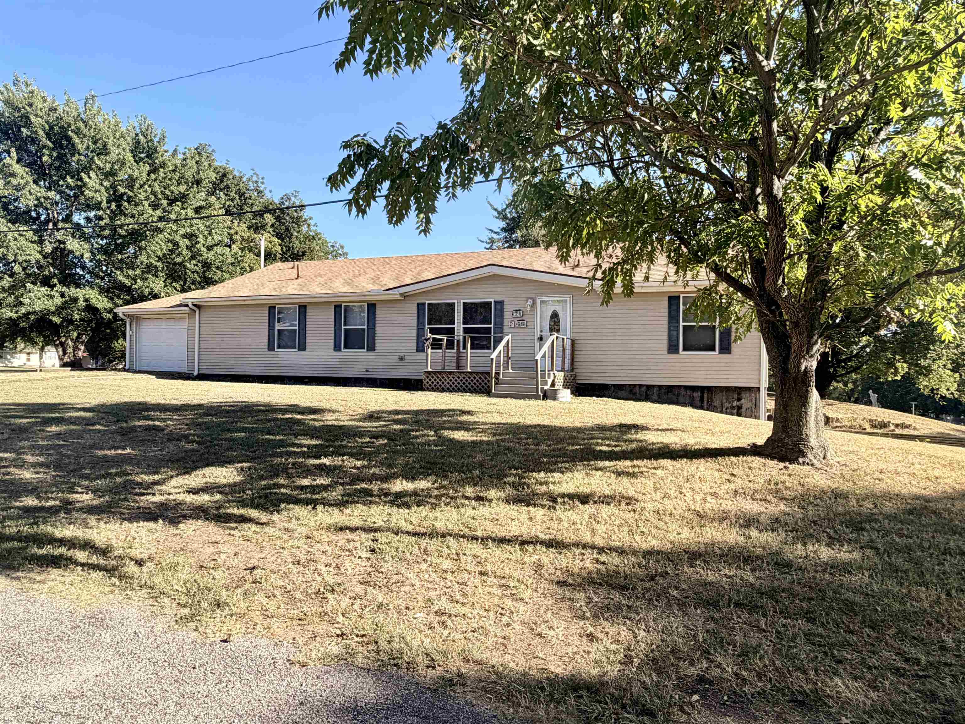 915 W Cedar Property Photo 5