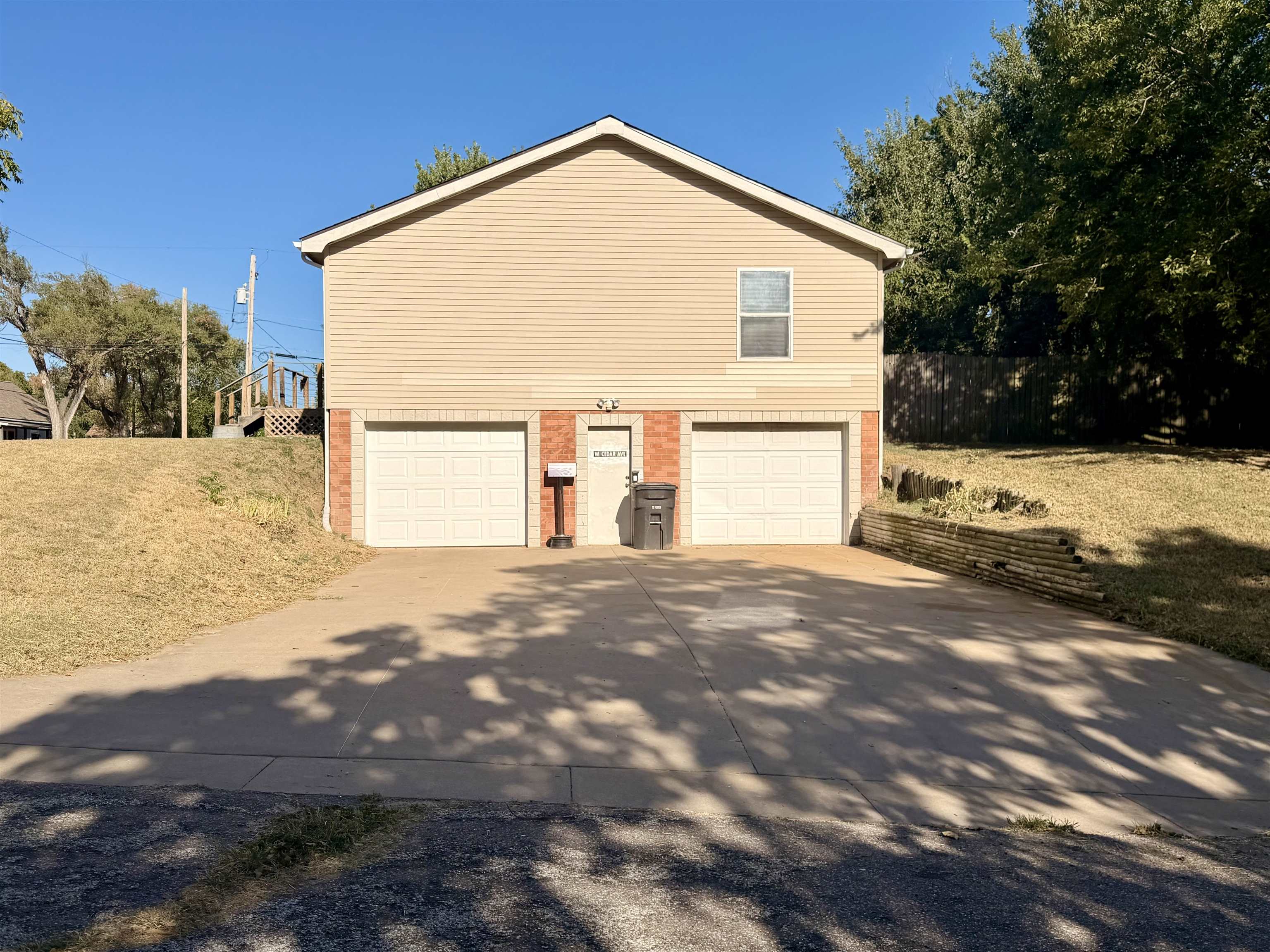 915 W Cedar Property Photo 6