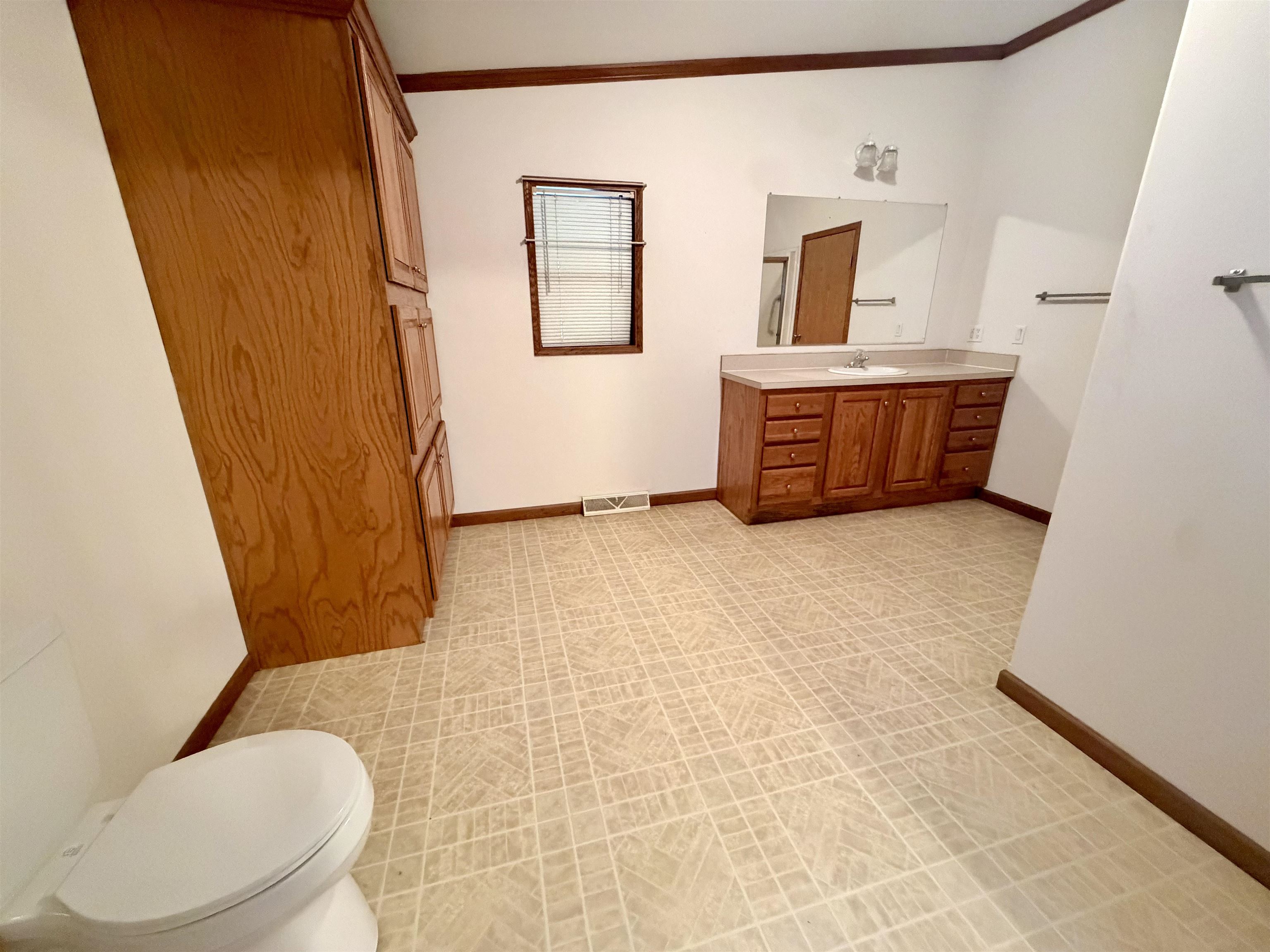 915 W Cedar Property Photo 17