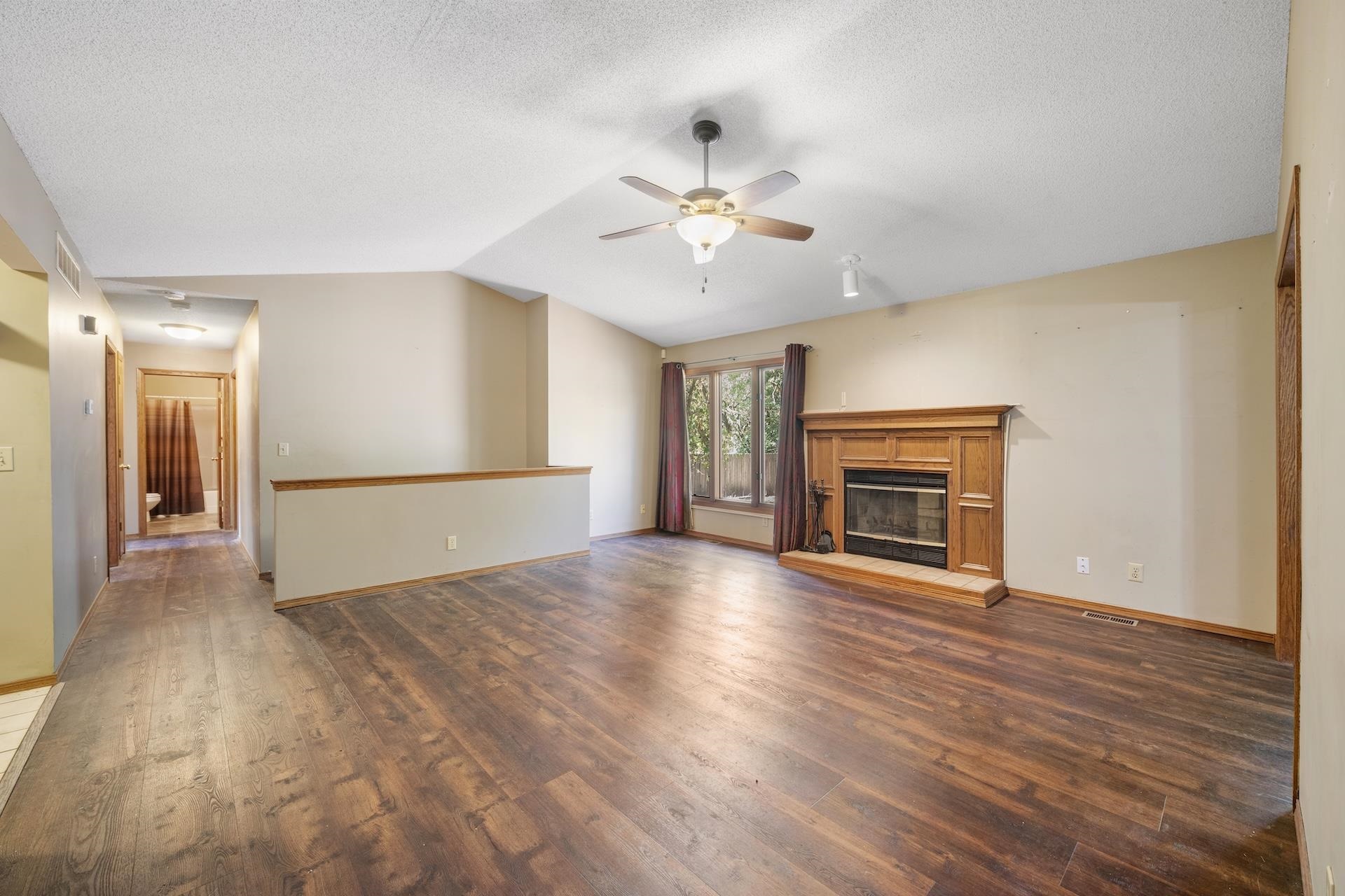 819 N Pine Grove St Property Photo 3