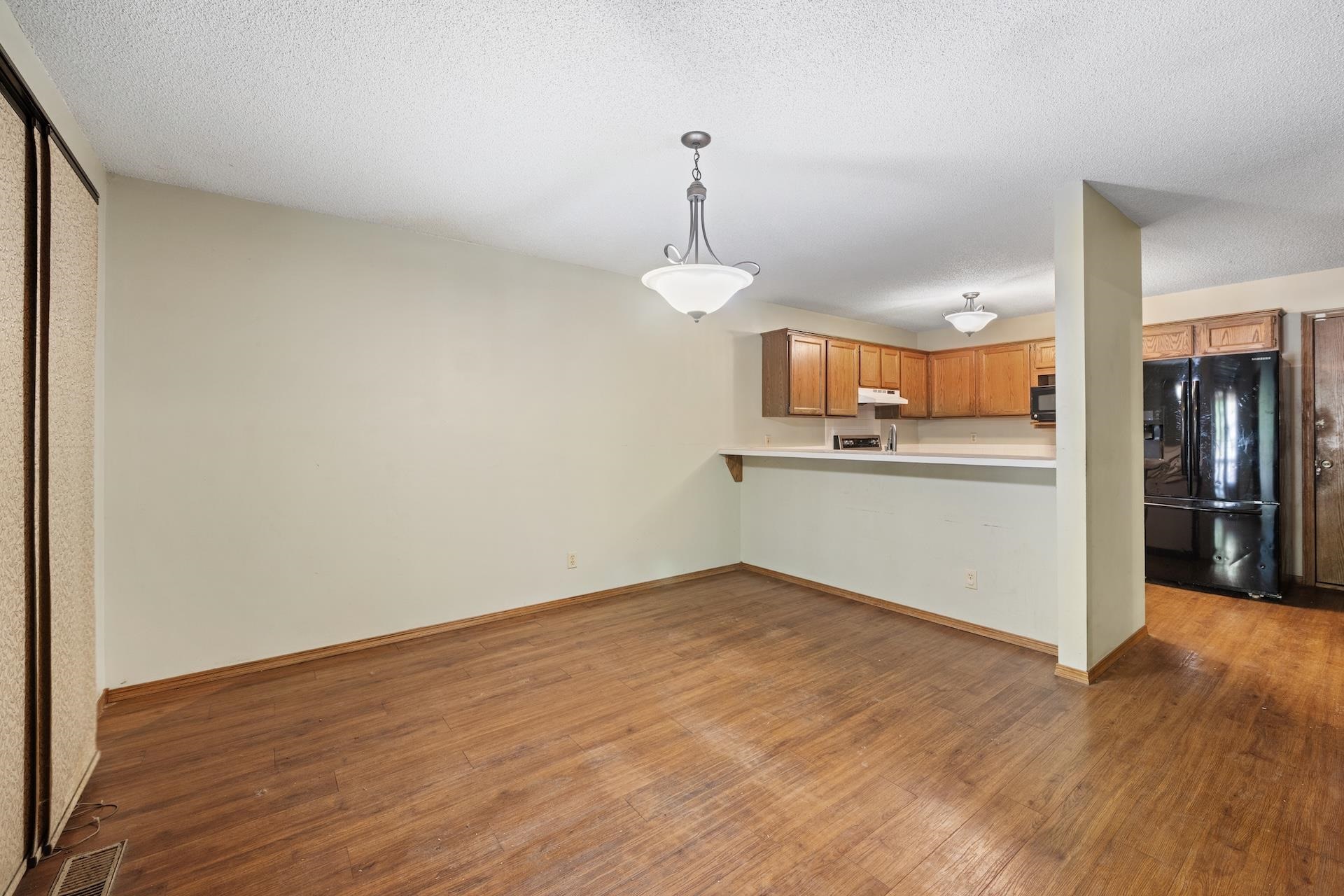 819 N Pine Grove St Property Photo 6