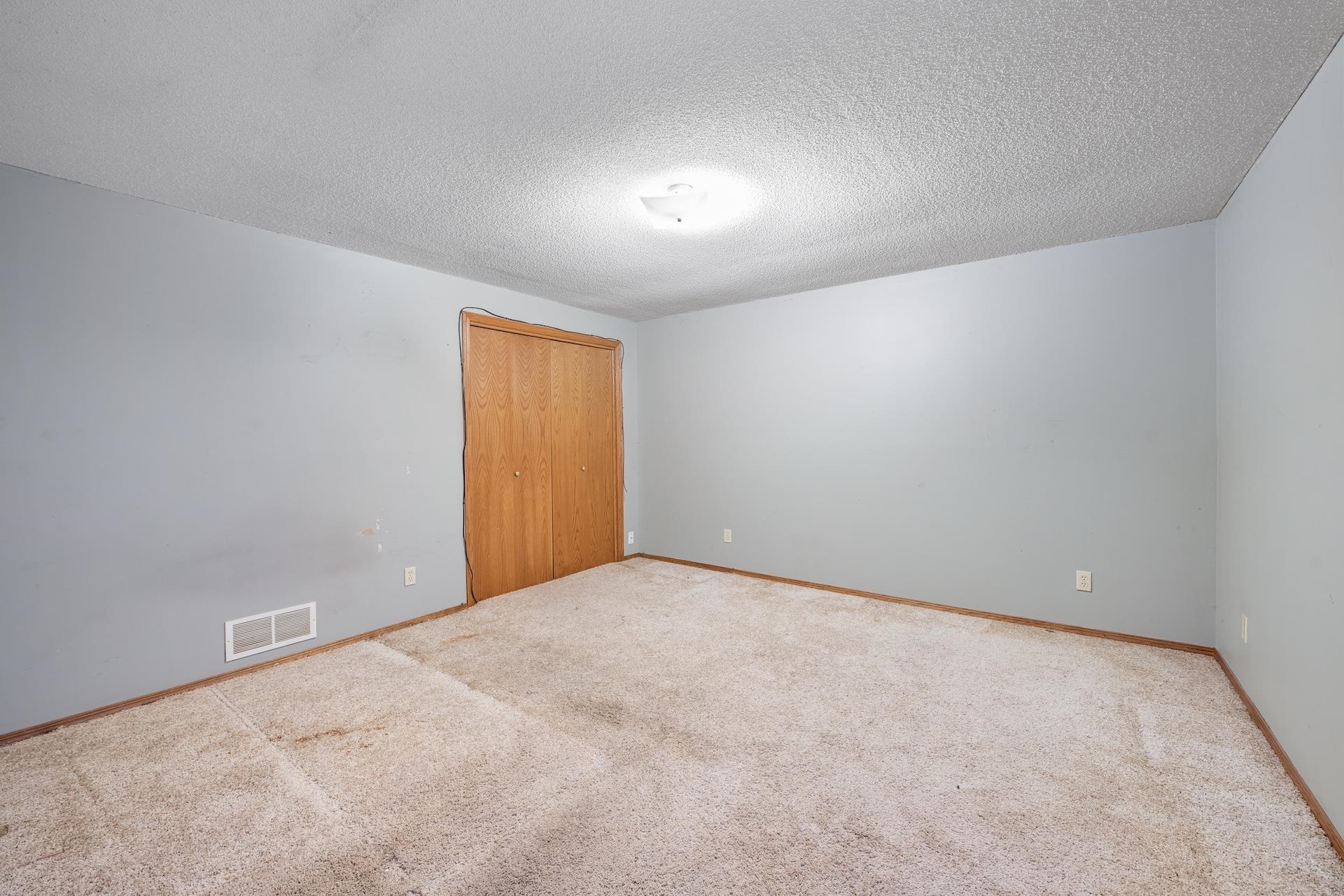 819 N Pine Grove St Property Photo 15