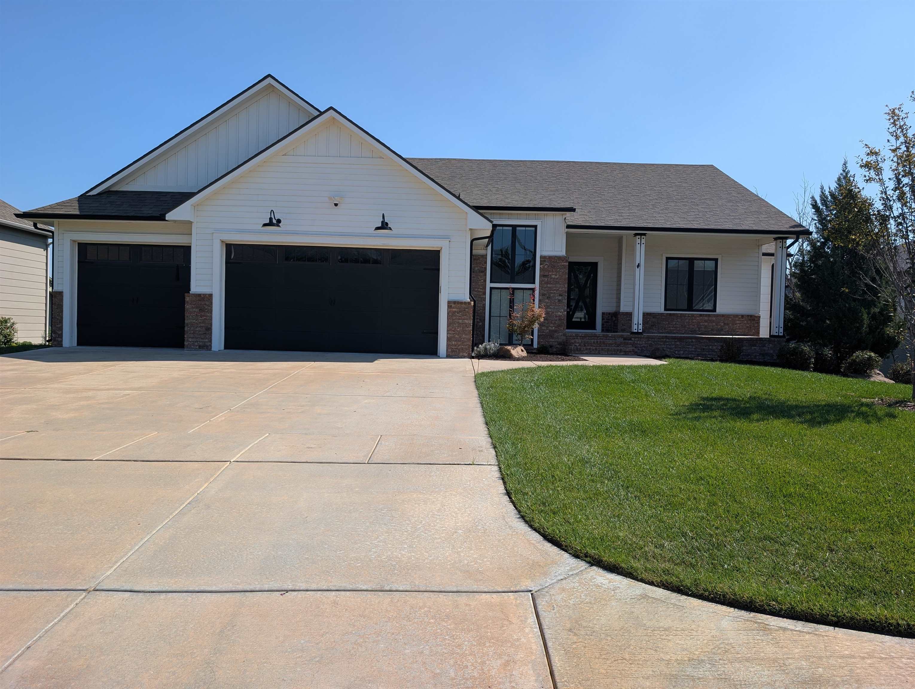 1502 N Shadow Rock Dr Property Photo