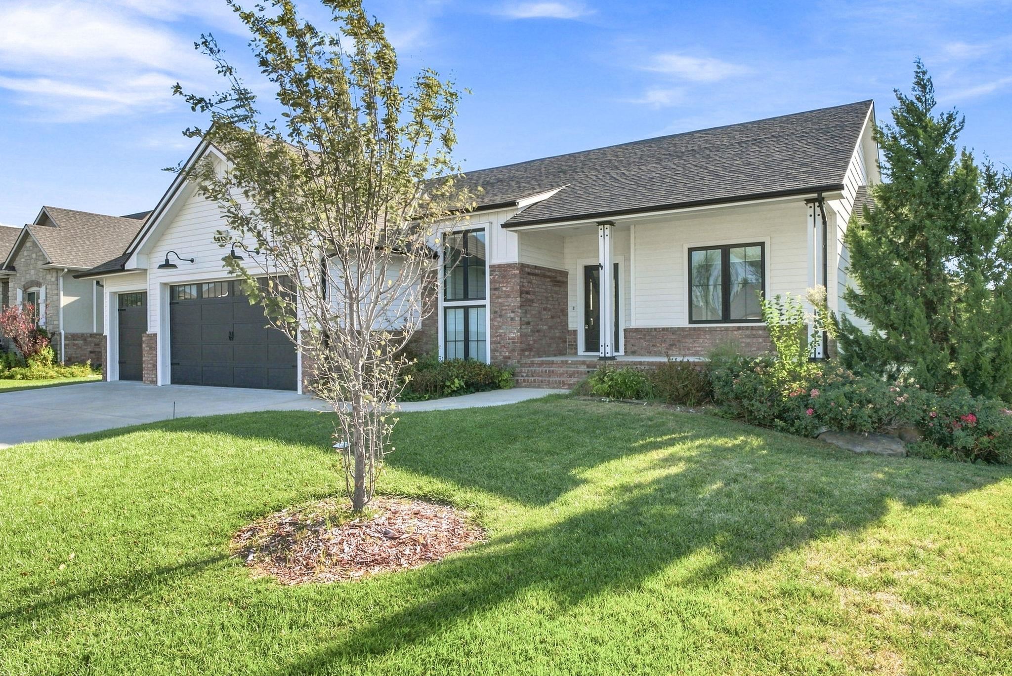 1502 N Shadow Rock Dr Property Photo 2