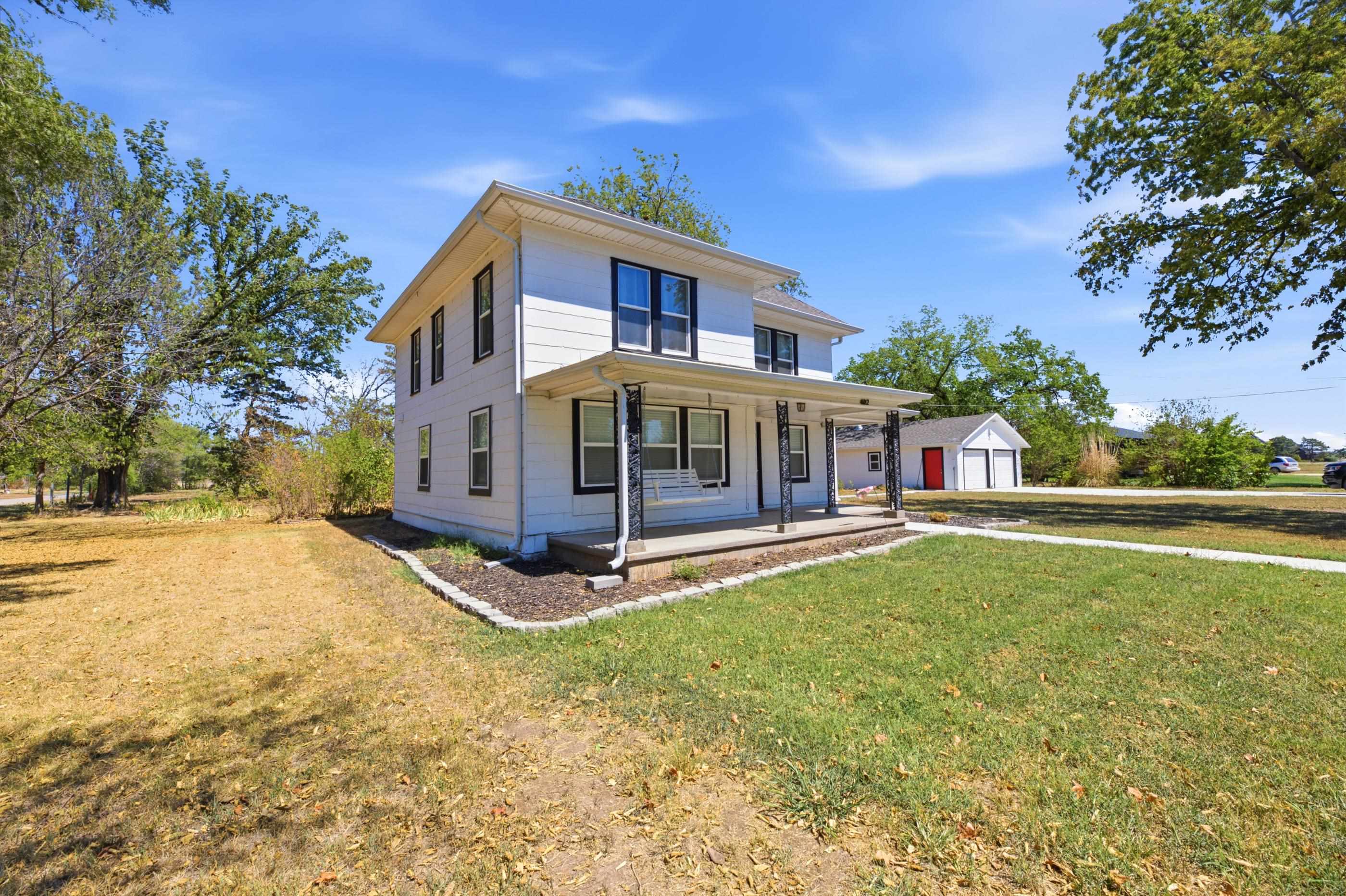 402 E Market Property Photo 3