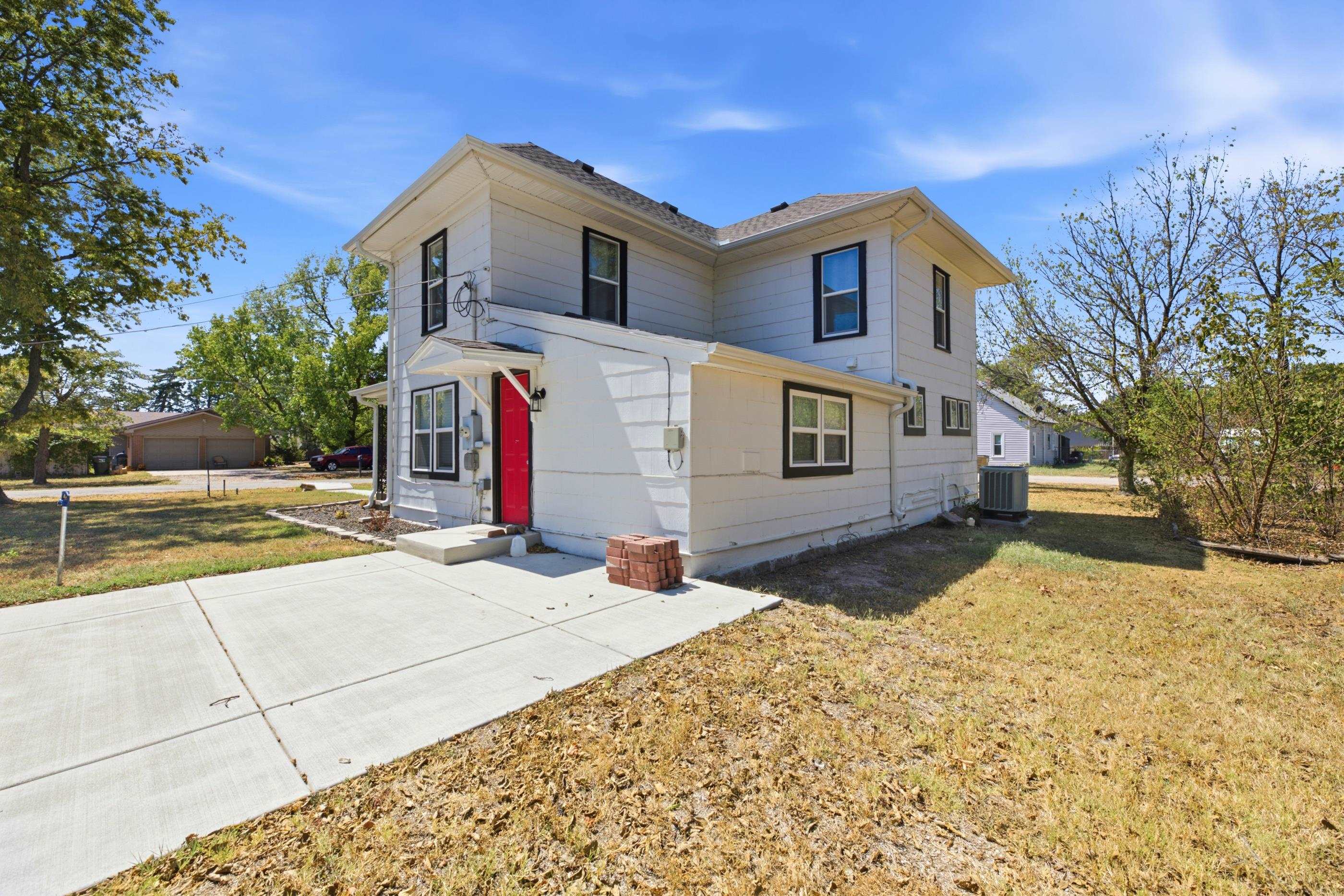 402 E Market Property Photo 4
