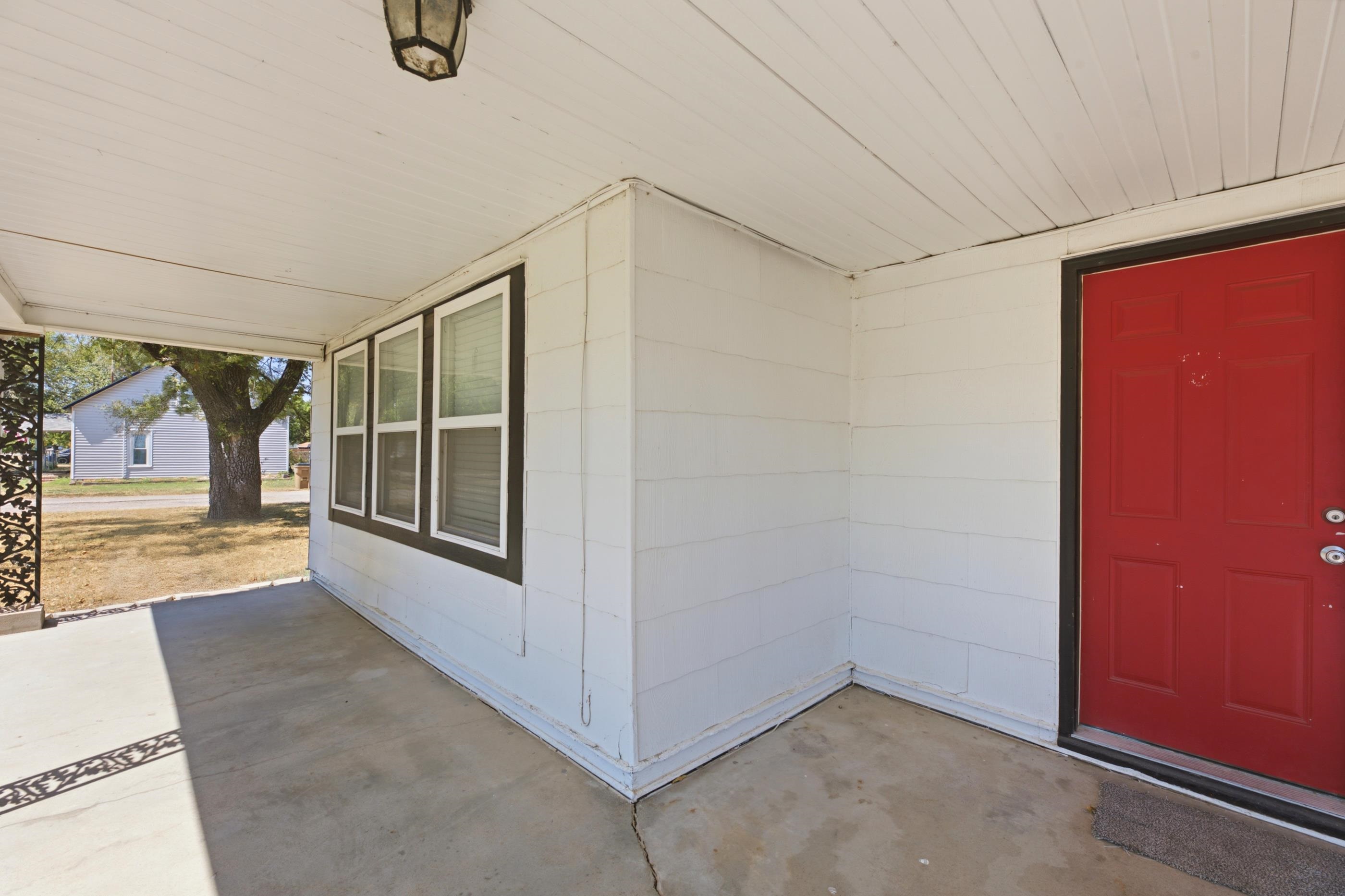 402 E Market Property Photo 5