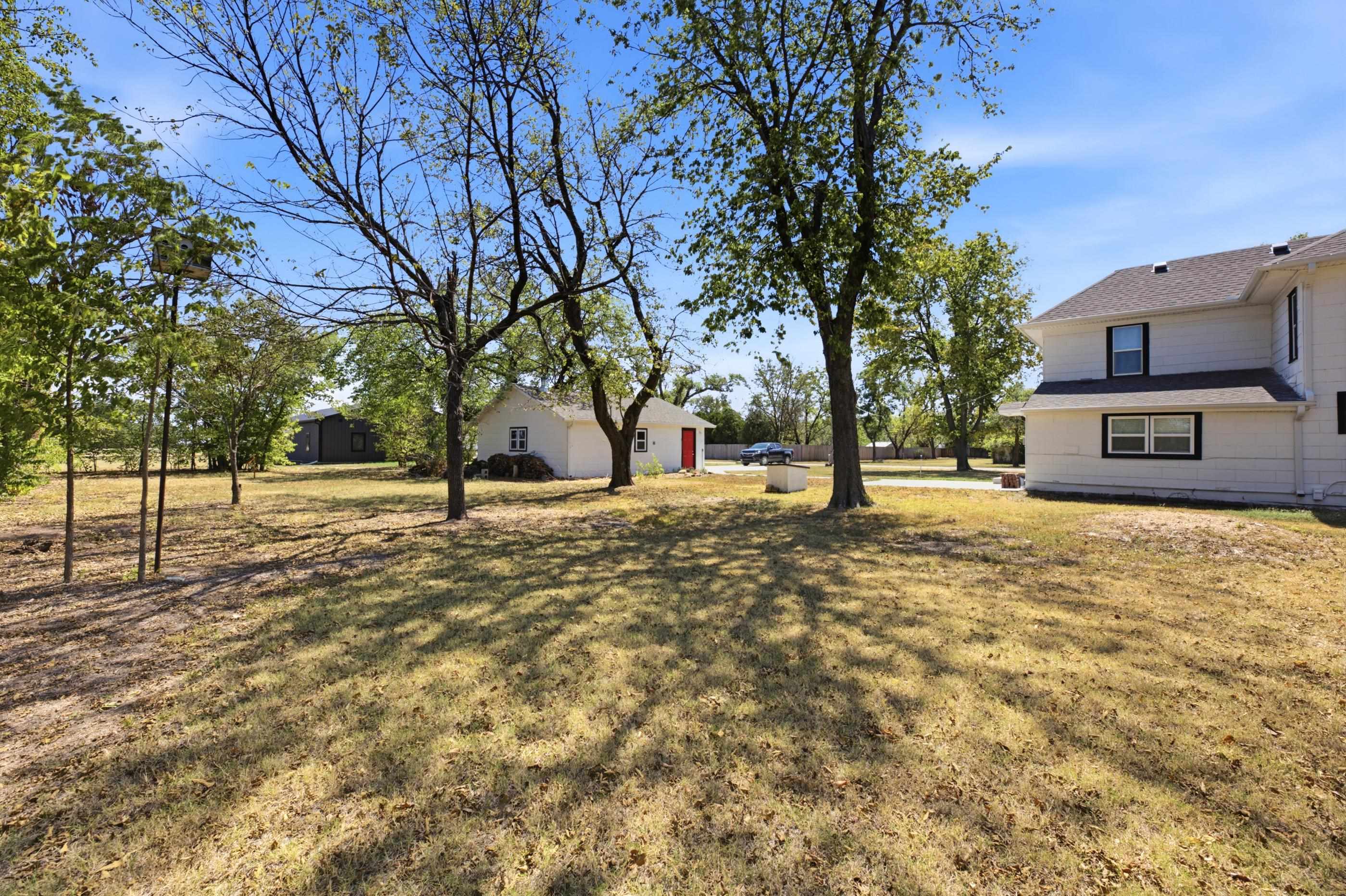 402 E Market Property Photo 6