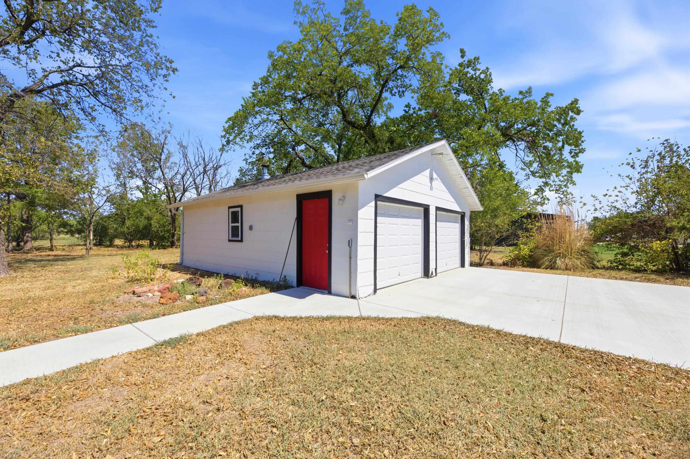 402 E Market Property Photo 8