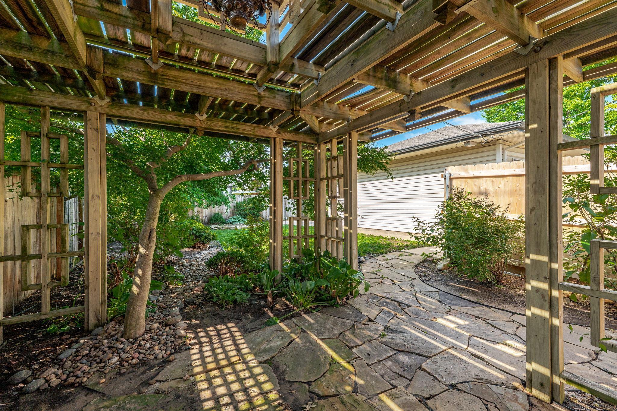 2132 N Mccomas Property Photo 3