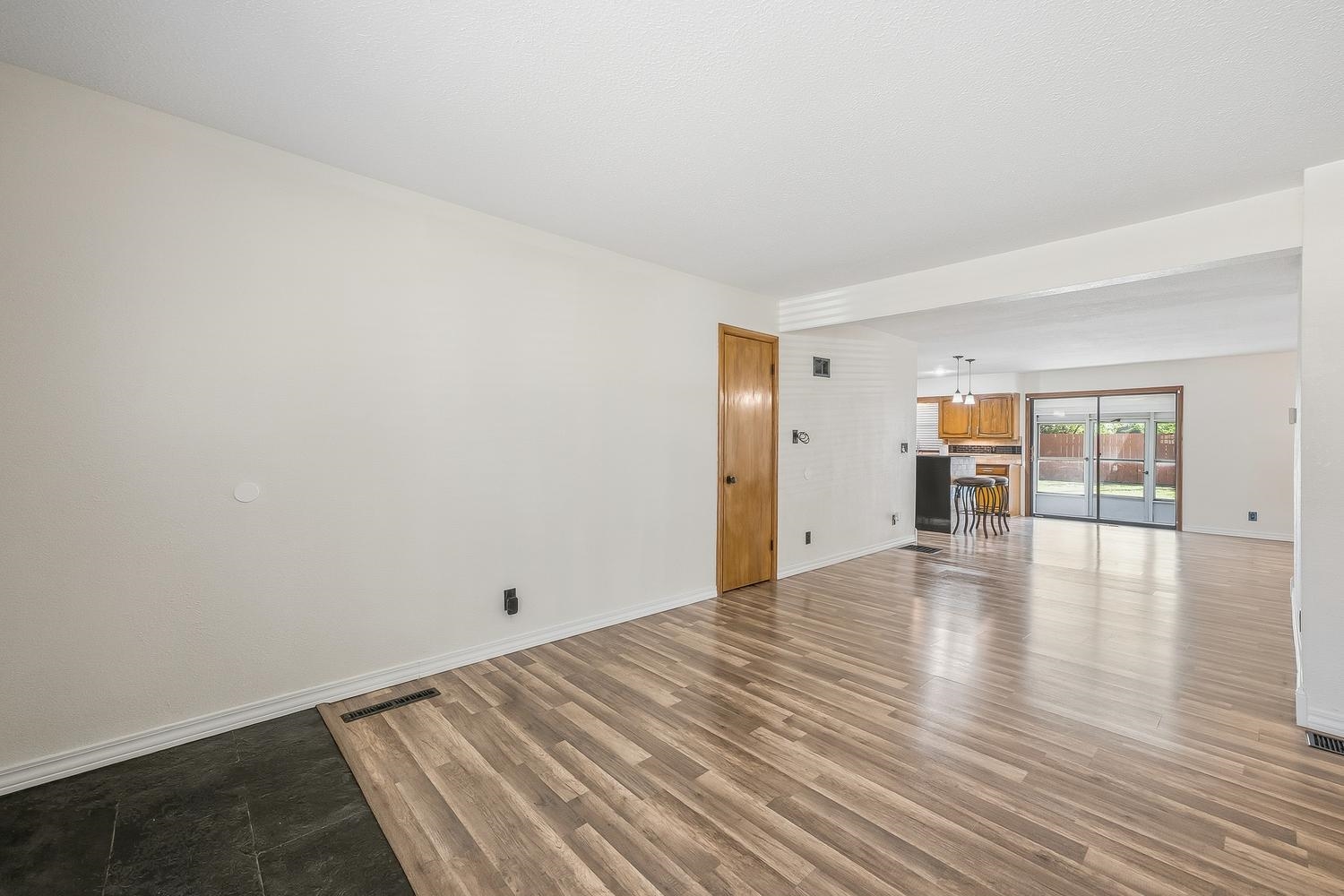 2188 S Glendale St Property Photo 4
