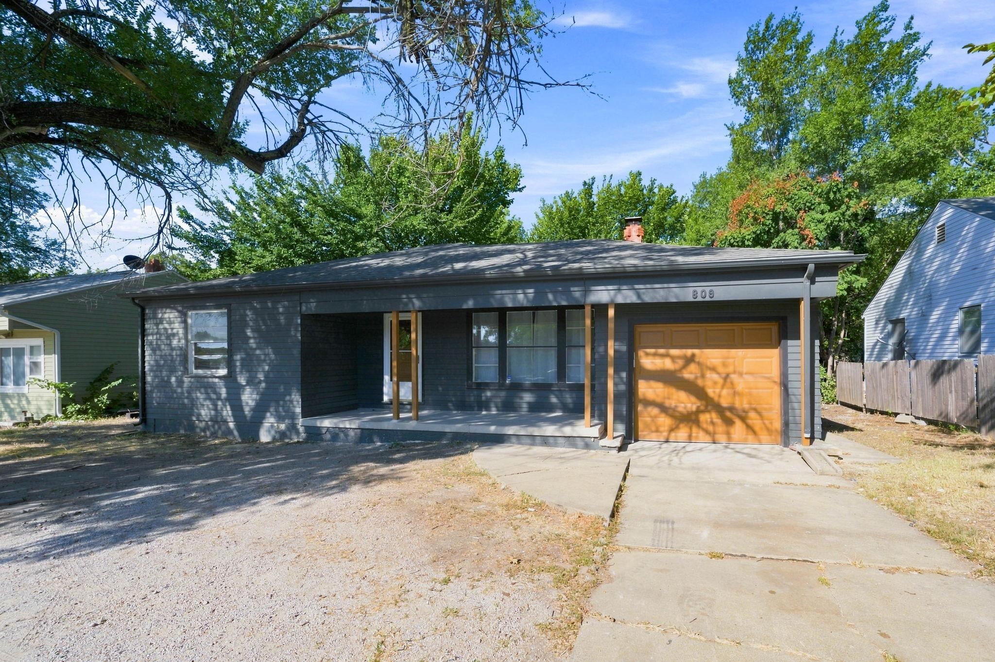 809 N Oliver Ave Property Photo 1