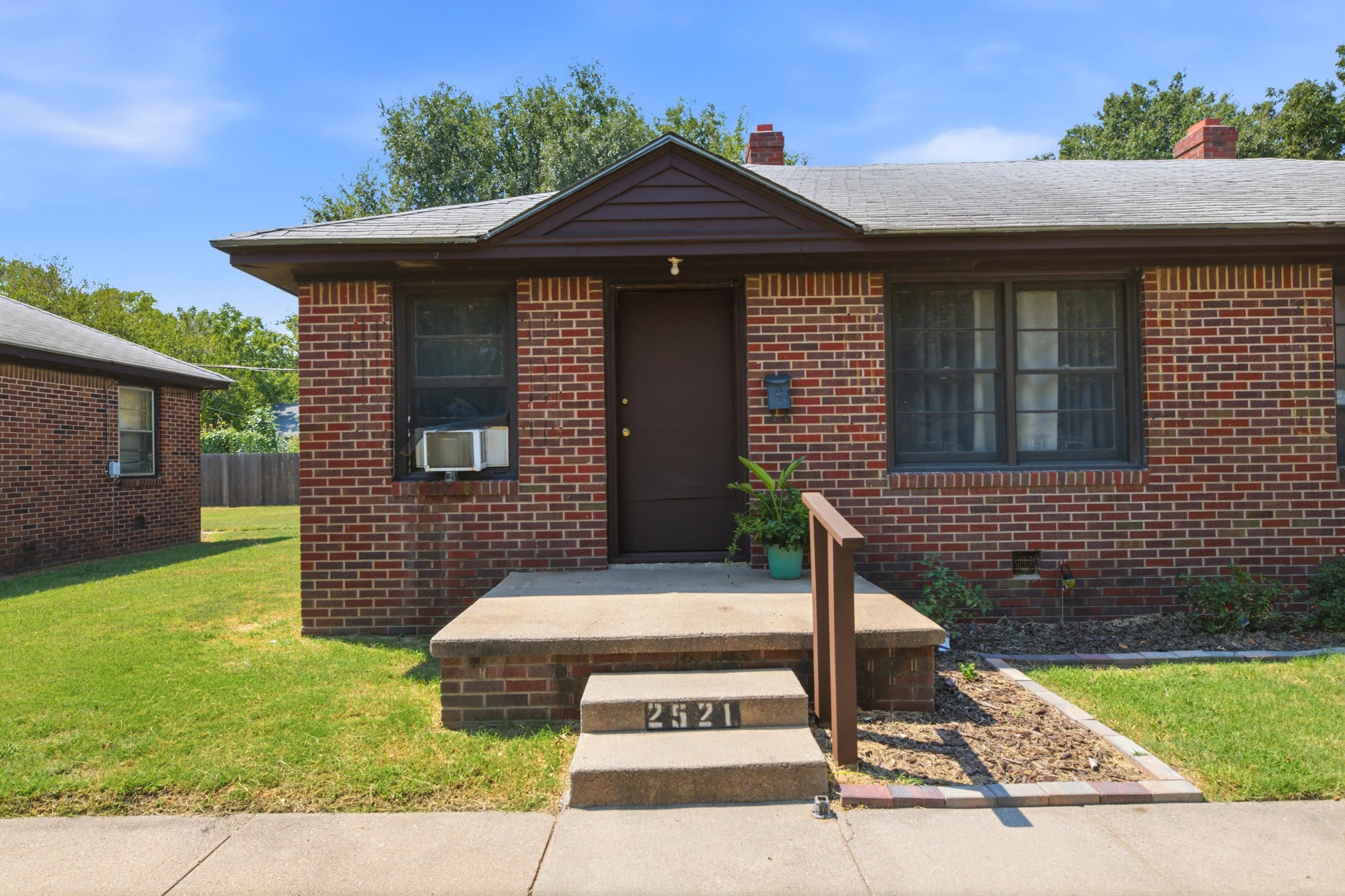 2525 S Ellis Ave Property Photo 1