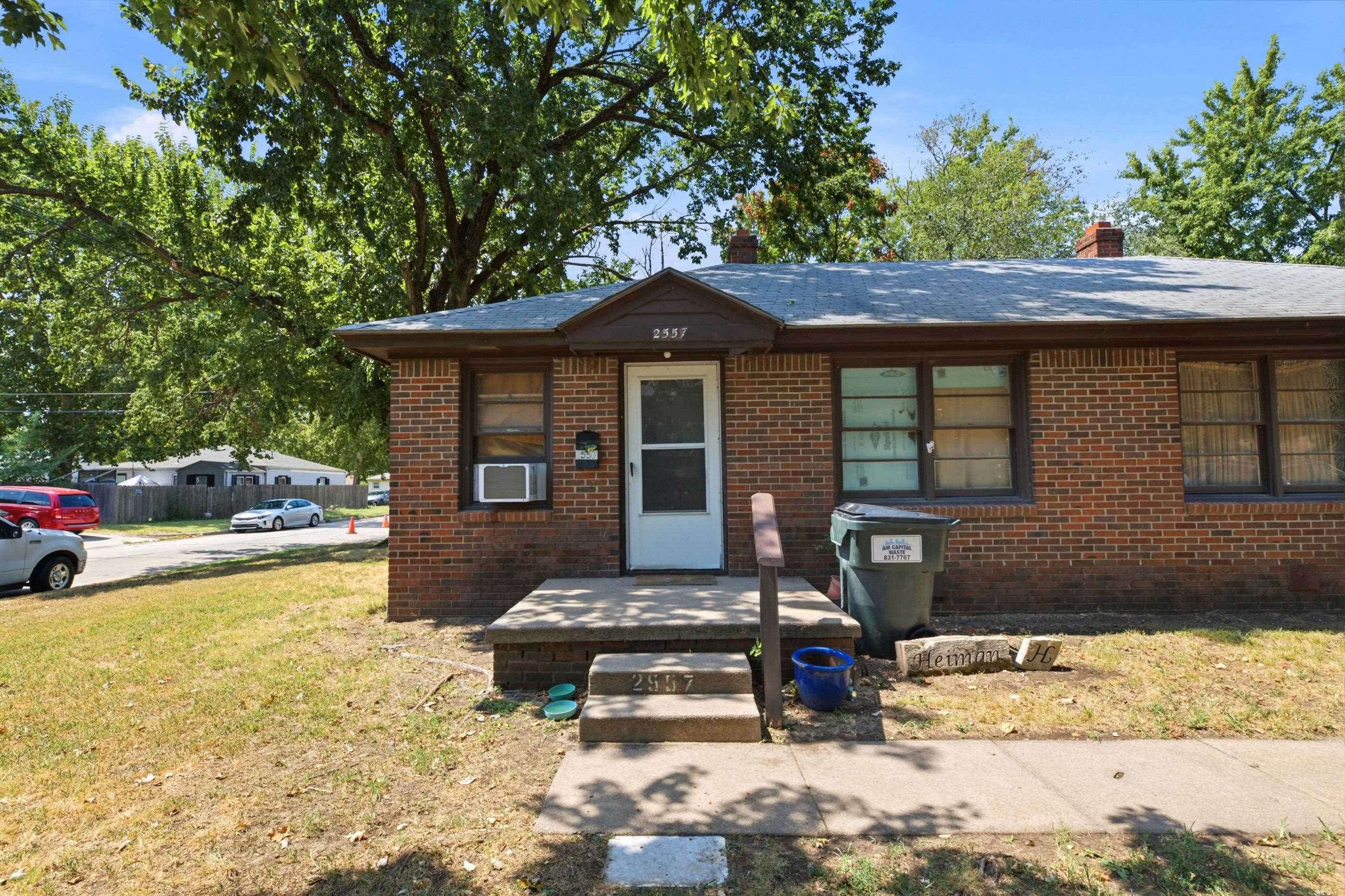 2555 S Ellis Ave Property Photo 1