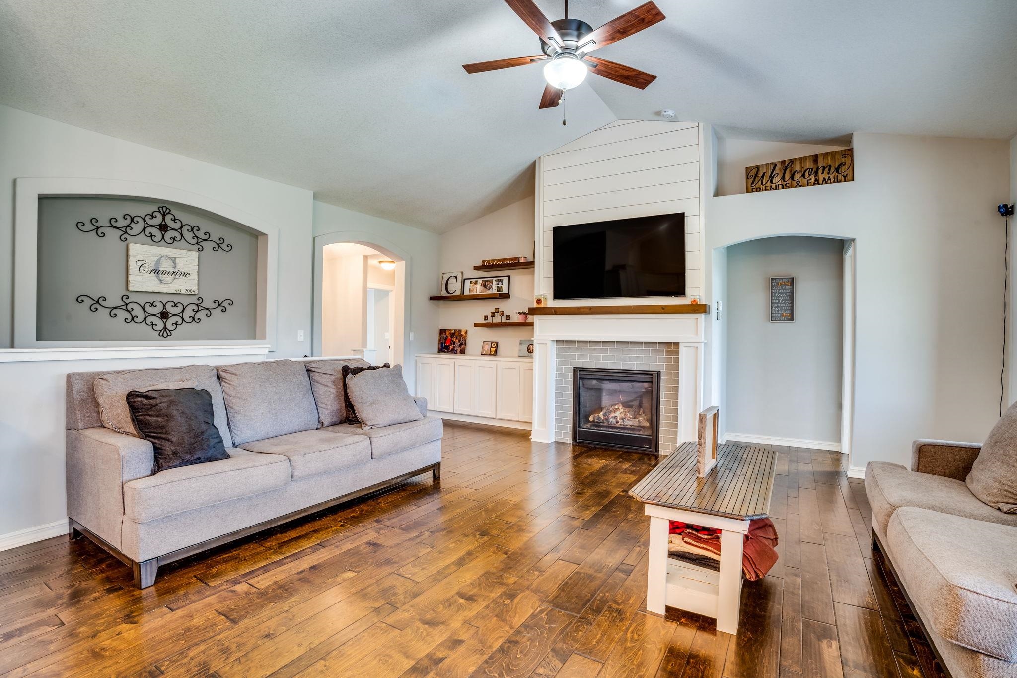 2406 N Silverdale St Property Photo 6
