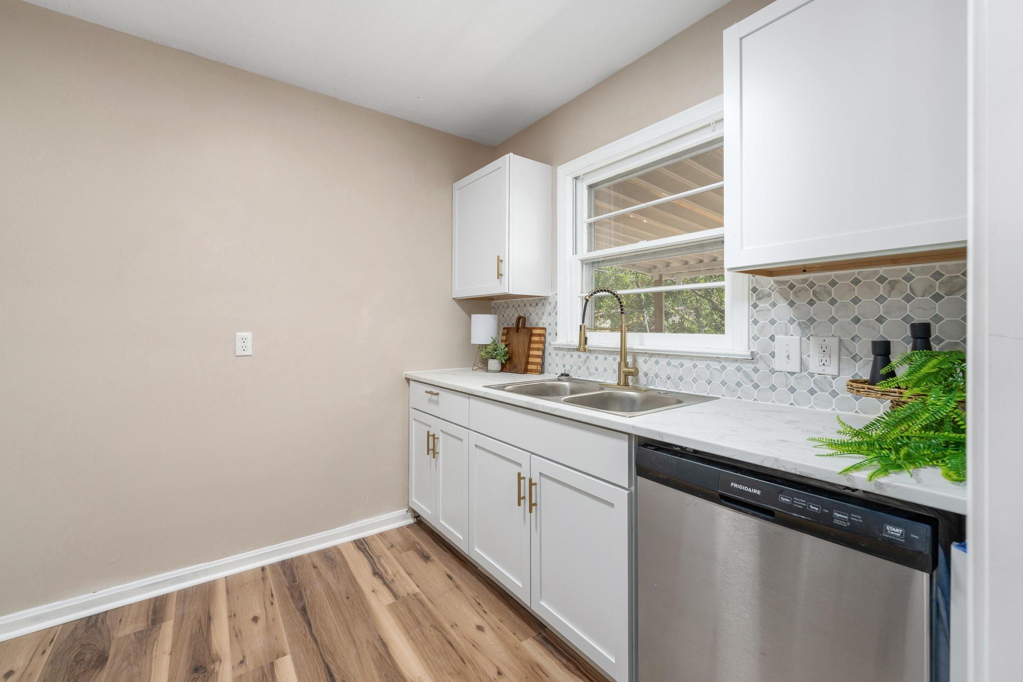 1138 S Waverly Property Photo 11