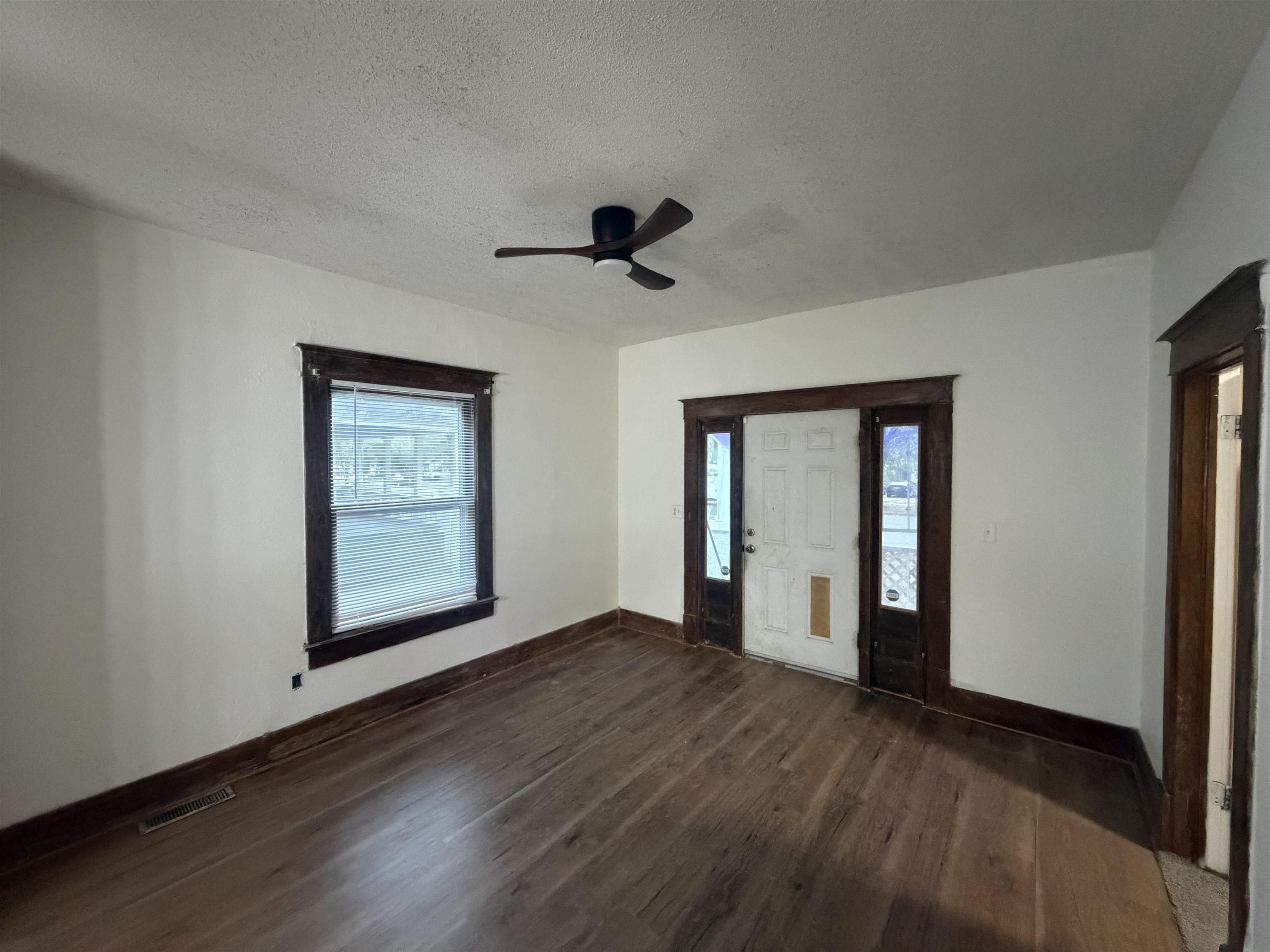 1424 S Main St Property Photo 5