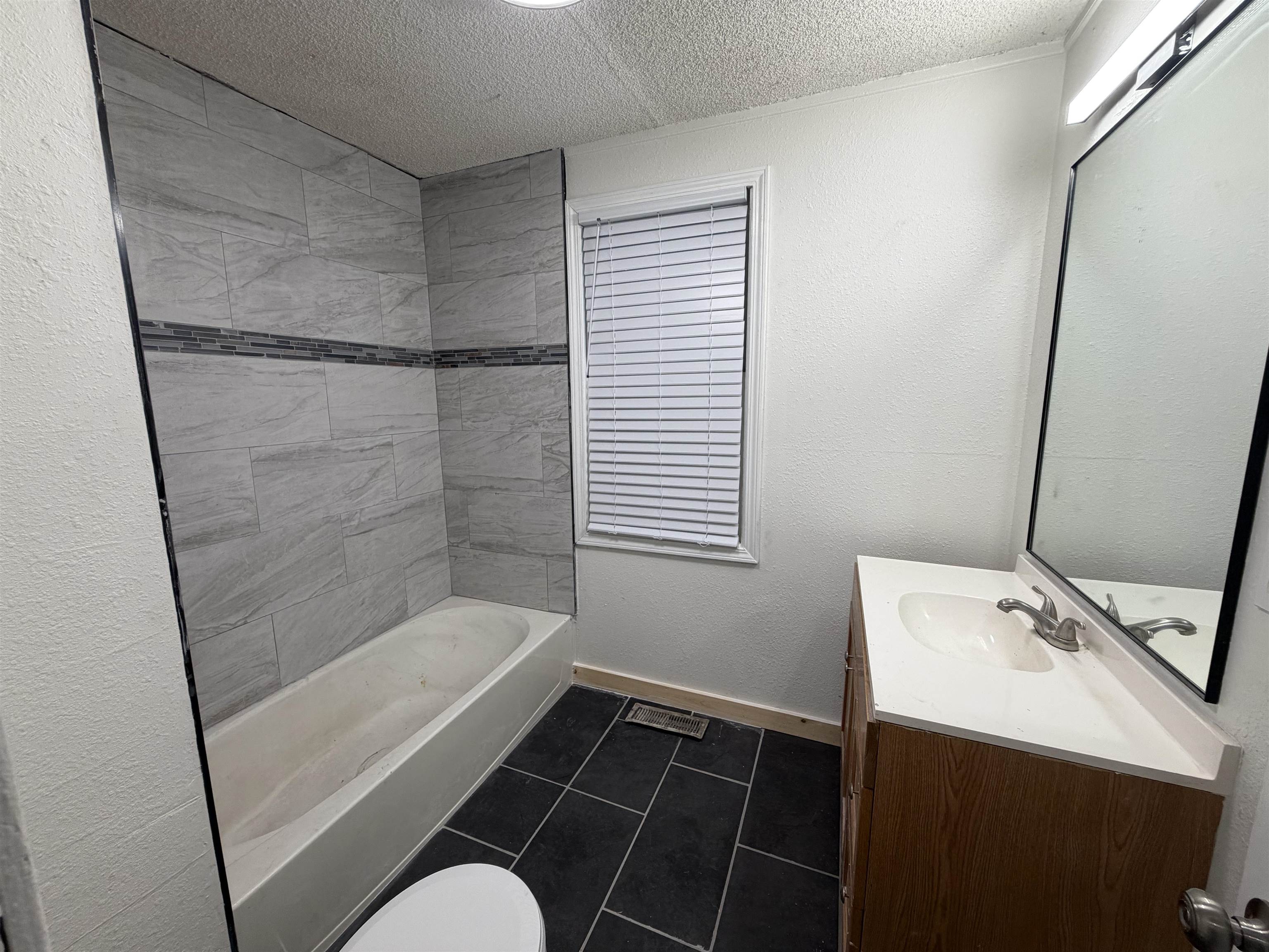 1424 S Main St Property Photo 8