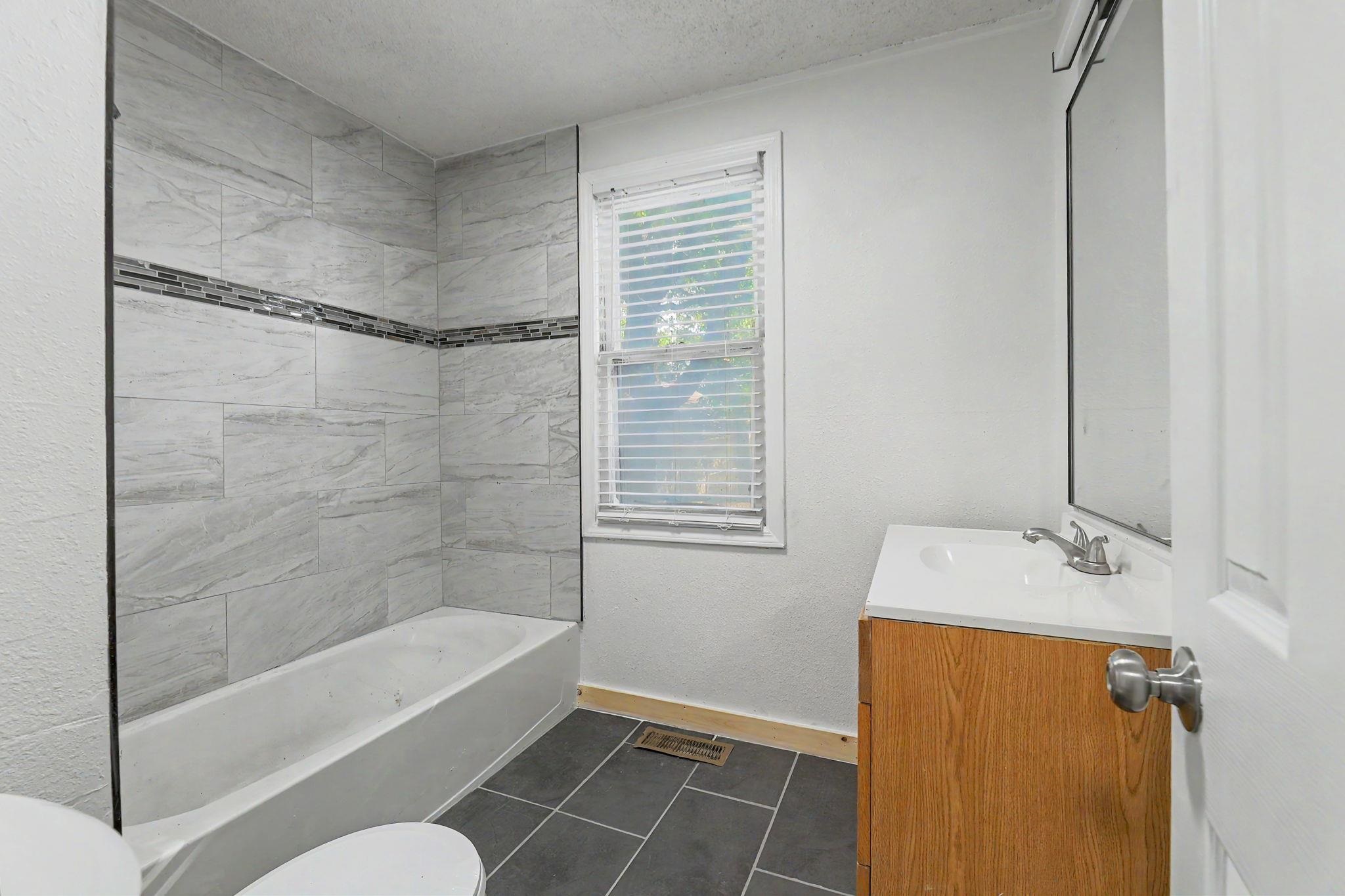 1424 S Main St Property Photo 17