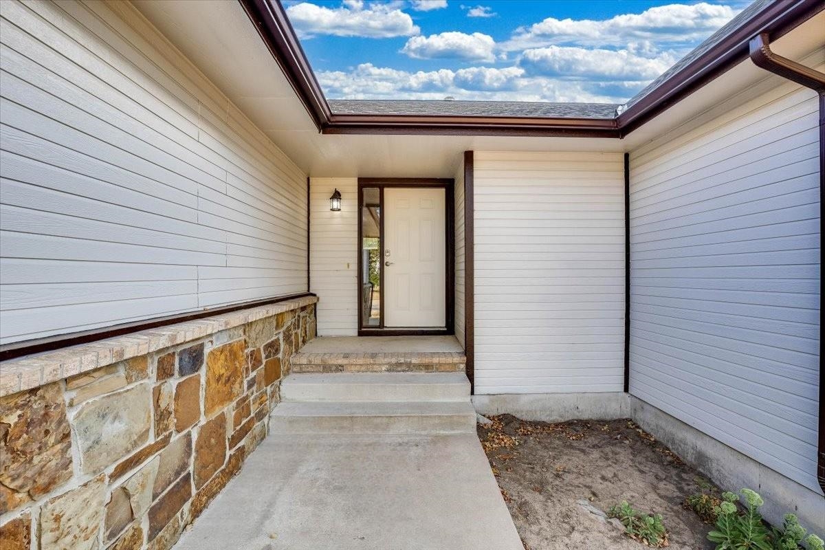 4766 N Canterbury Property Photo 3
