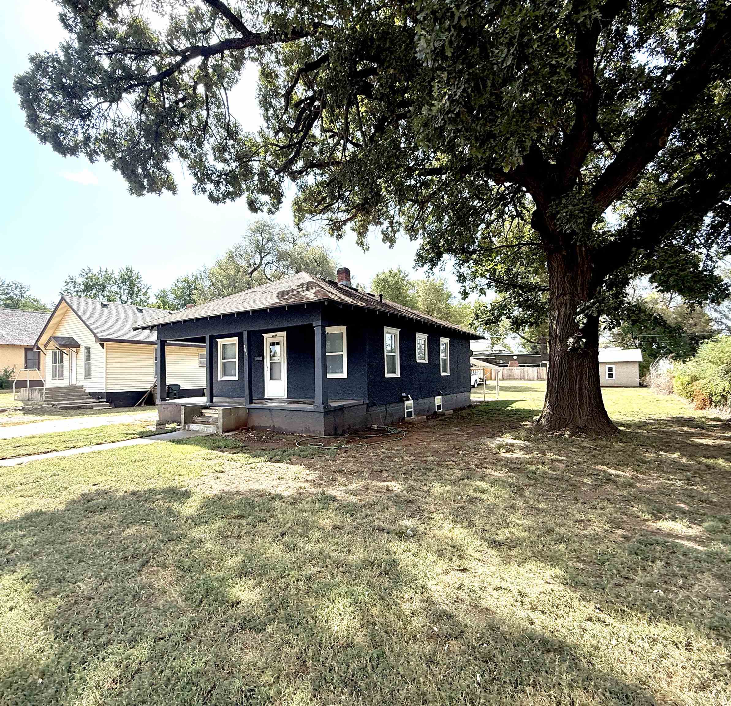 305 W Kansas Ave Property Photo 1