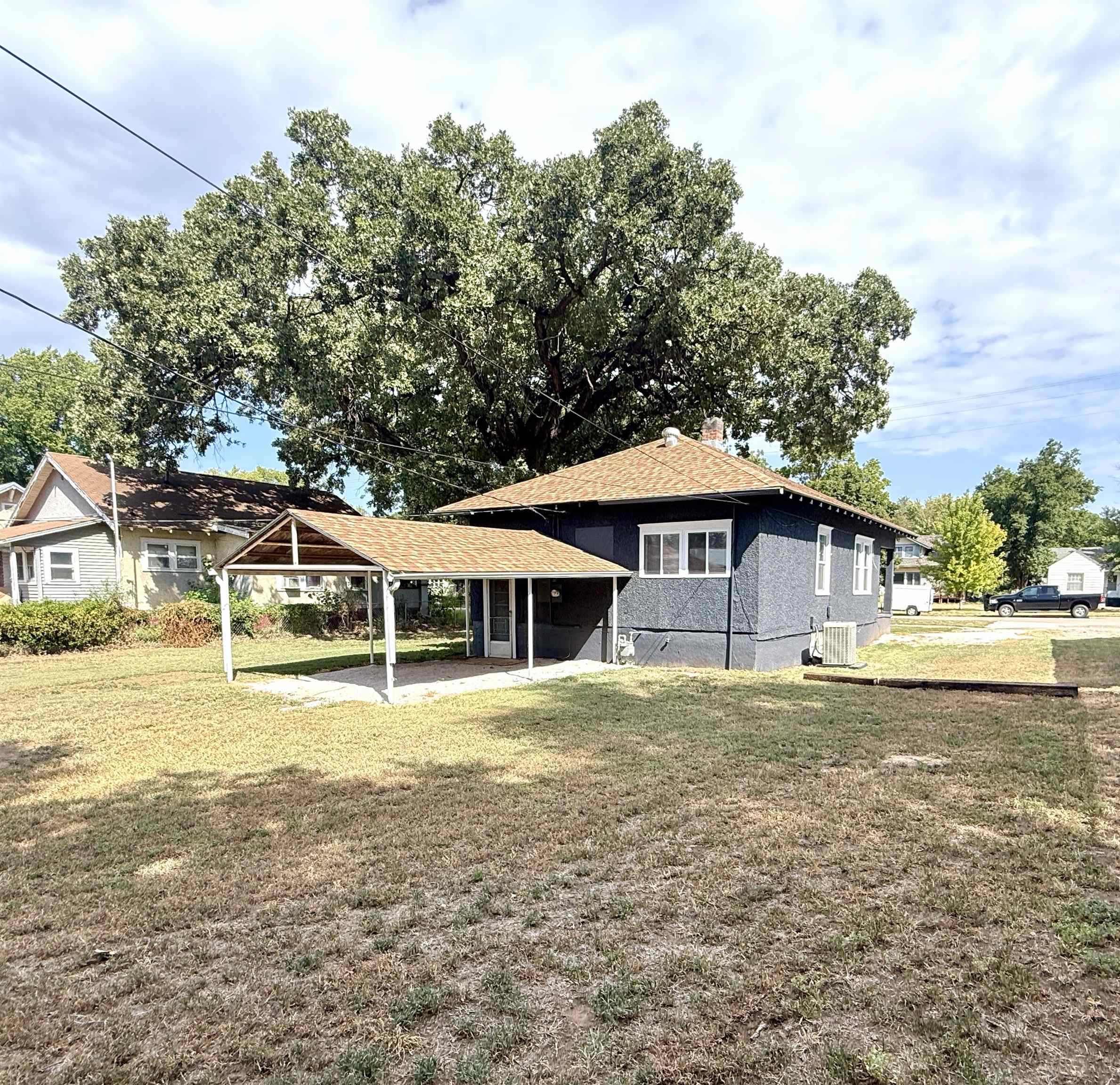 305 W Kansas Ave Property Photo 2