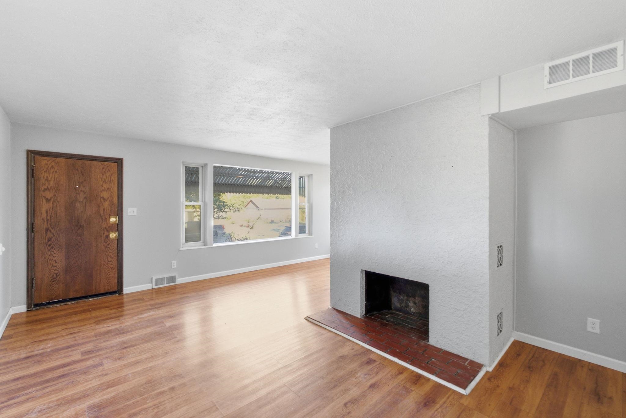 1568 N Harvard Ave Property Photo 5