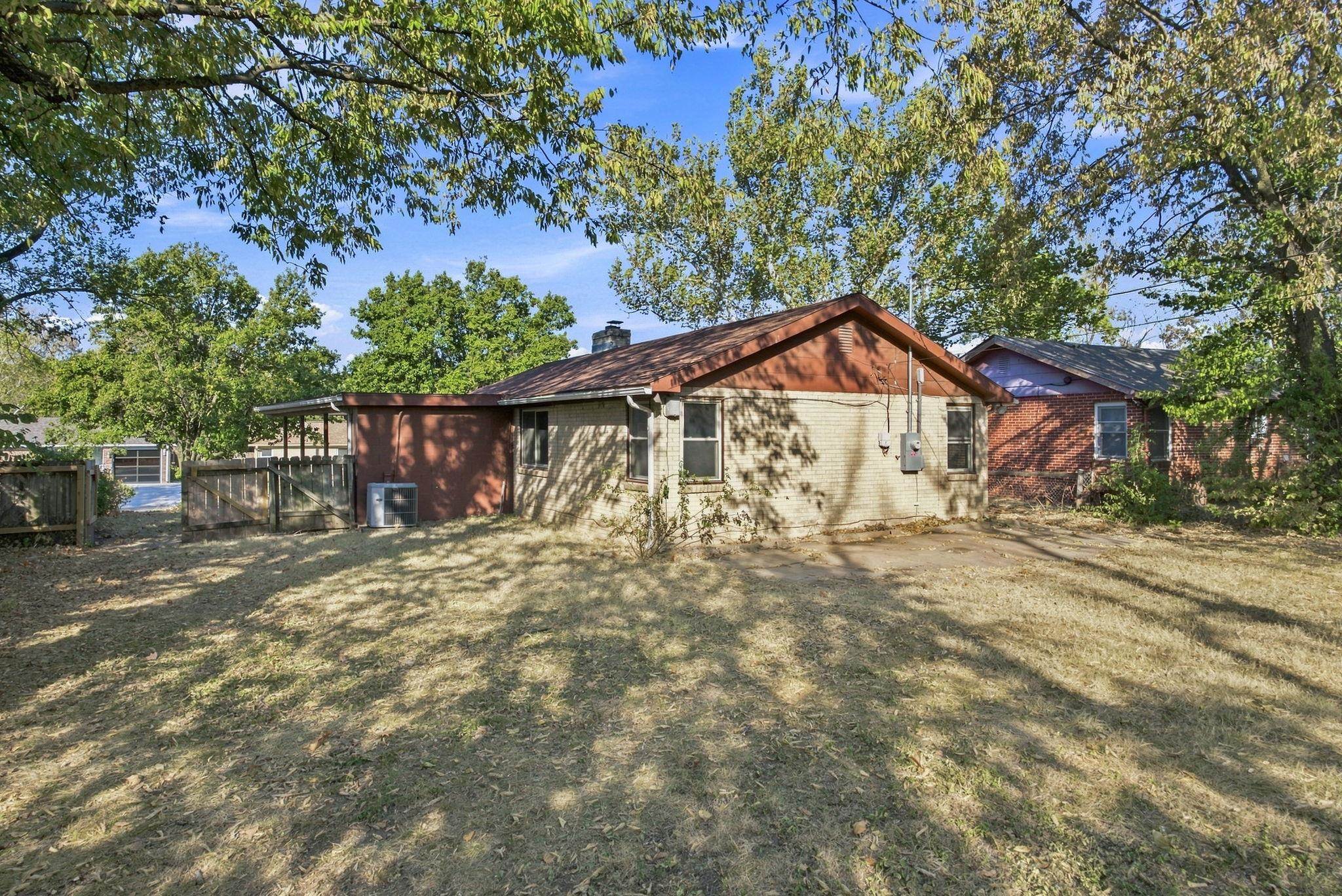 1568 N Harvard Ave Property Photo 23