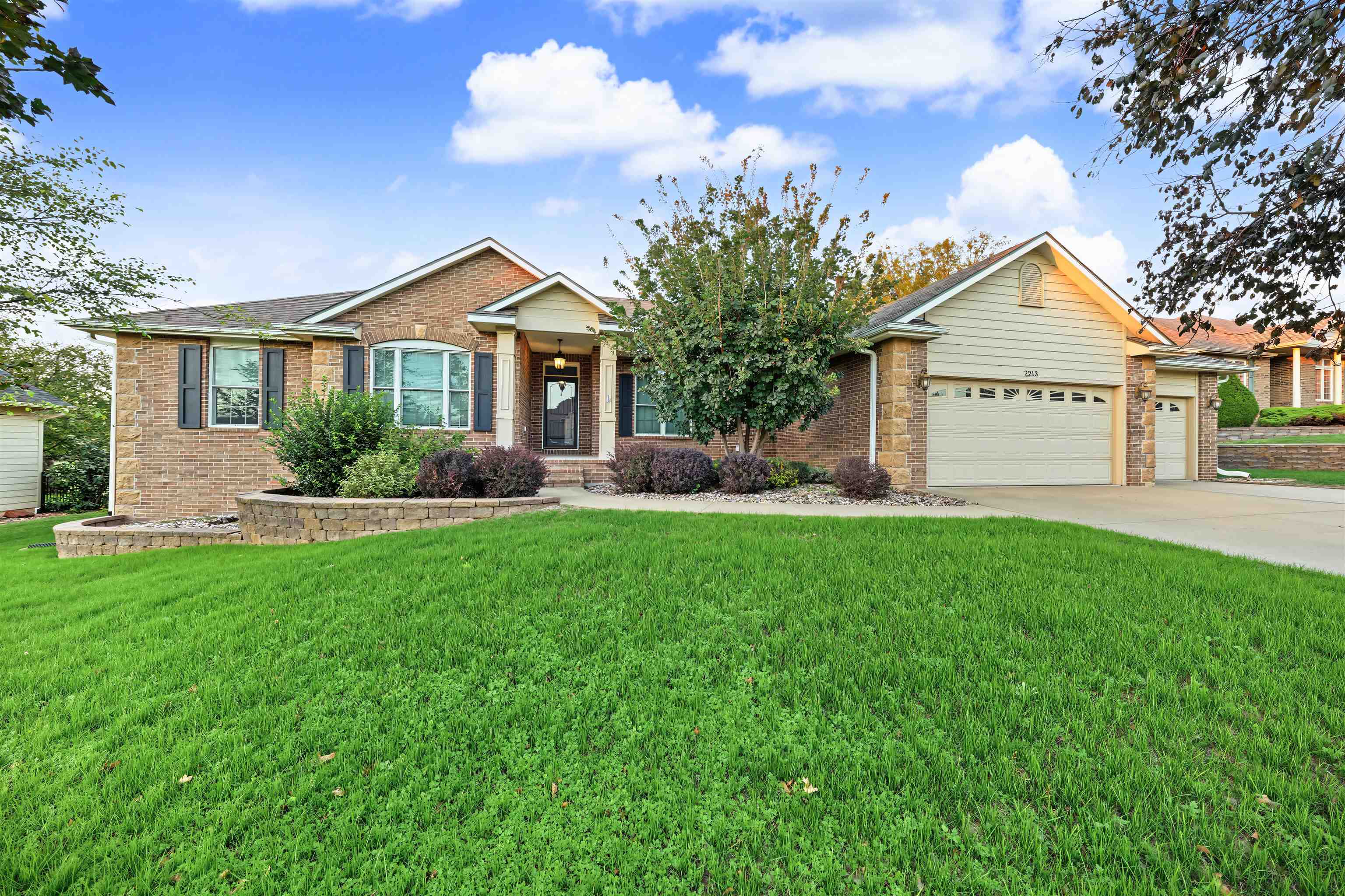 2213 Pinecrest Cir. Property Photo 1