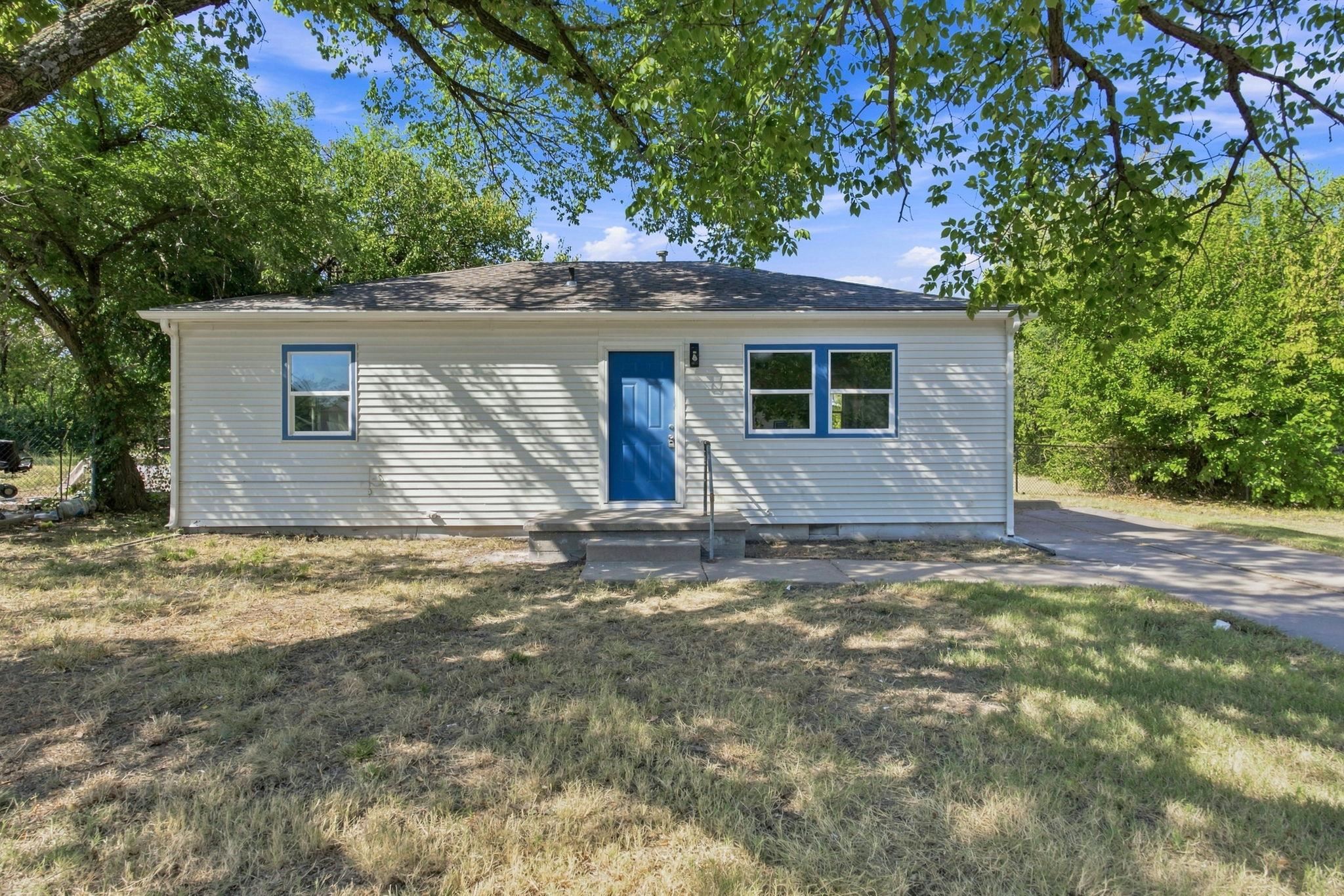 2525 N Lorraine Ave Property Photo 1