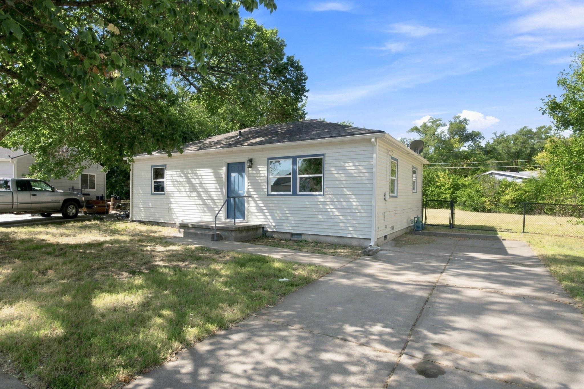 2525 N Lorraine Ave Property Photo 2