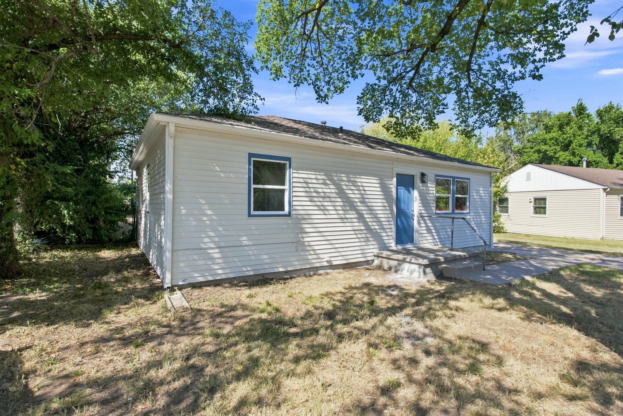 2525 N Lorraine Ave Property Photo 3