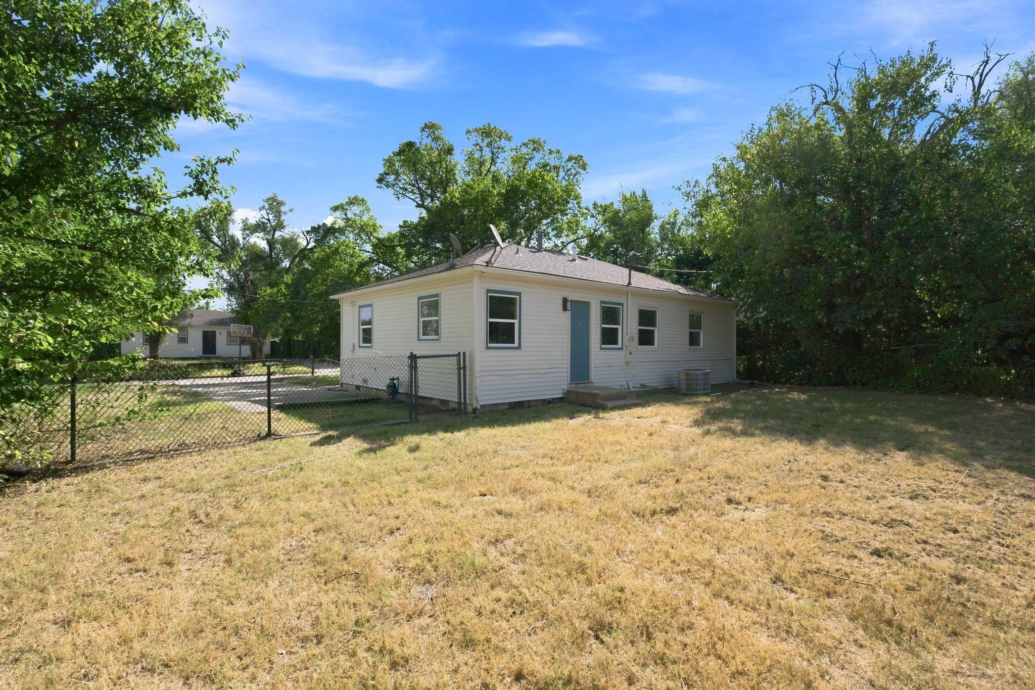 2525 N Lorraine Ave Property Photo 20