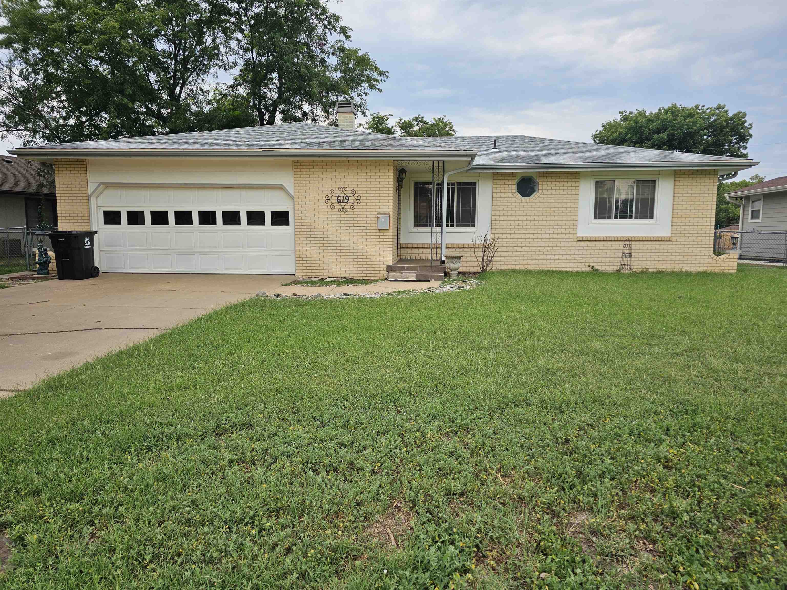 619 Berkshire Dr Property Photo 1