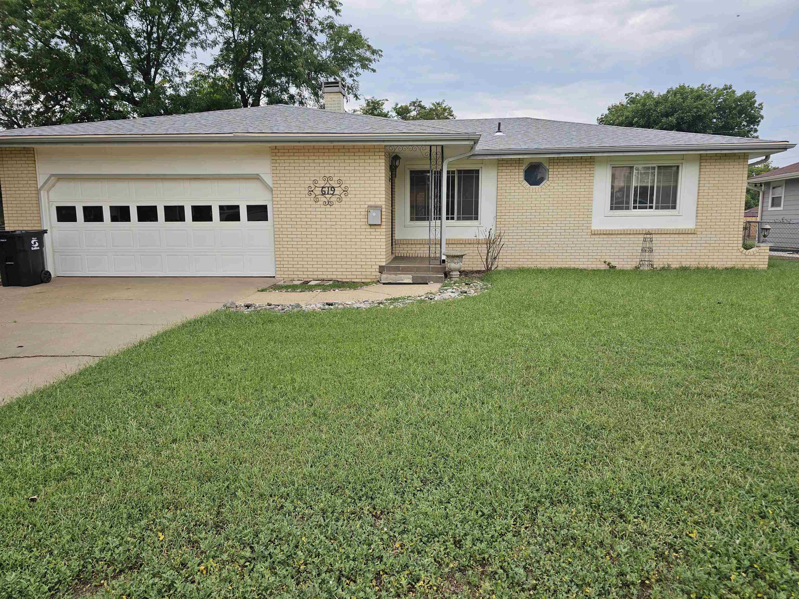 619 Berkshire Dr Property Photo 2