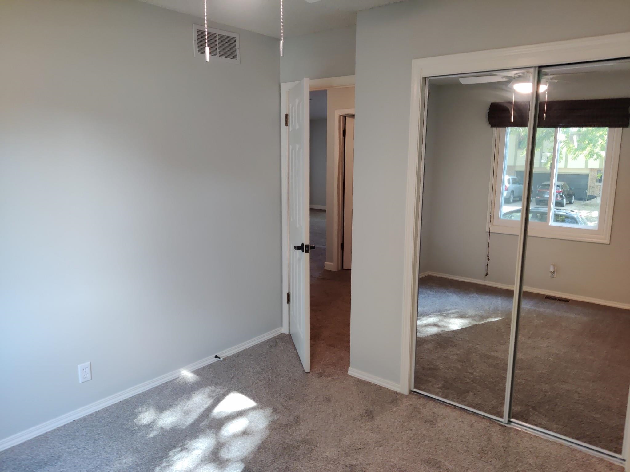 2206 N Basswood Ct Property Photo 4