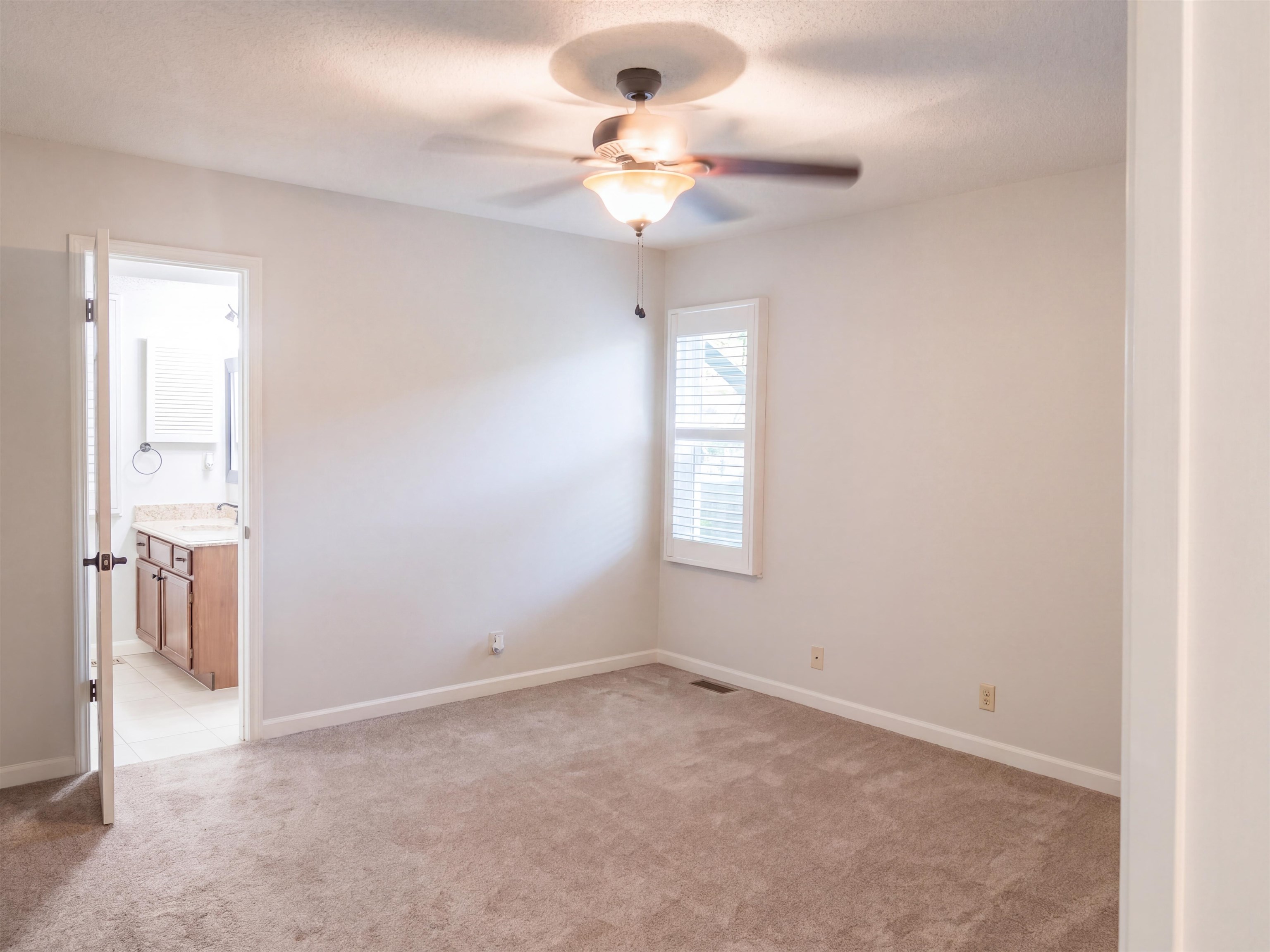 2206 N Basswood Ct Property Photo 6