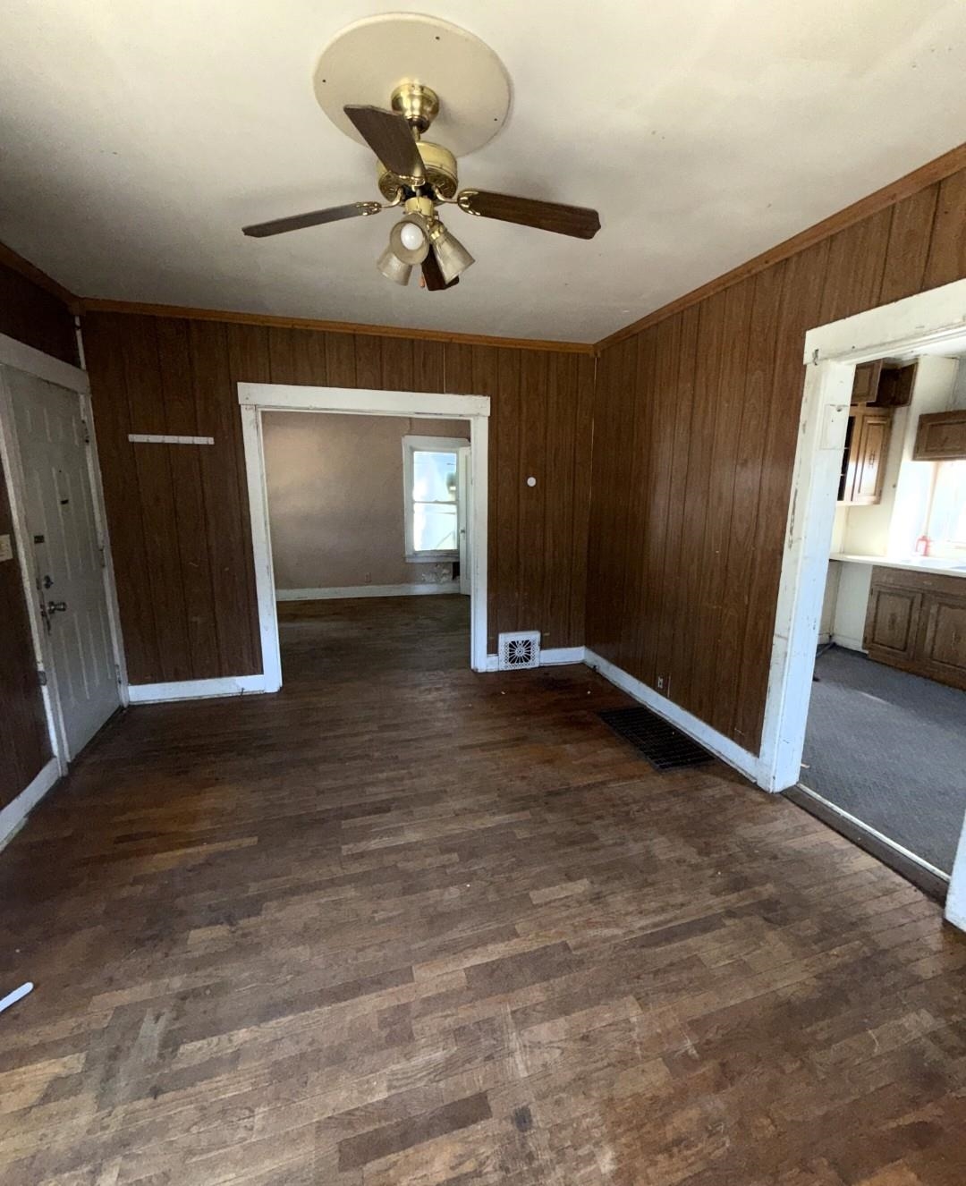 449 Baker St Property Photo 3