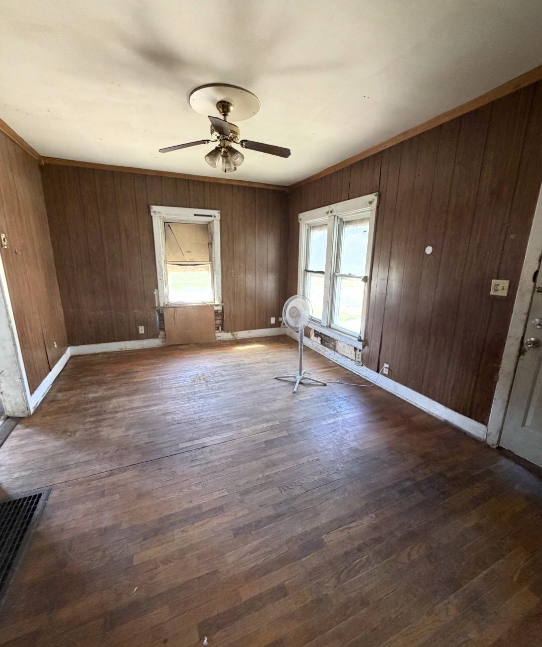 449 Baker St Property Photo 4